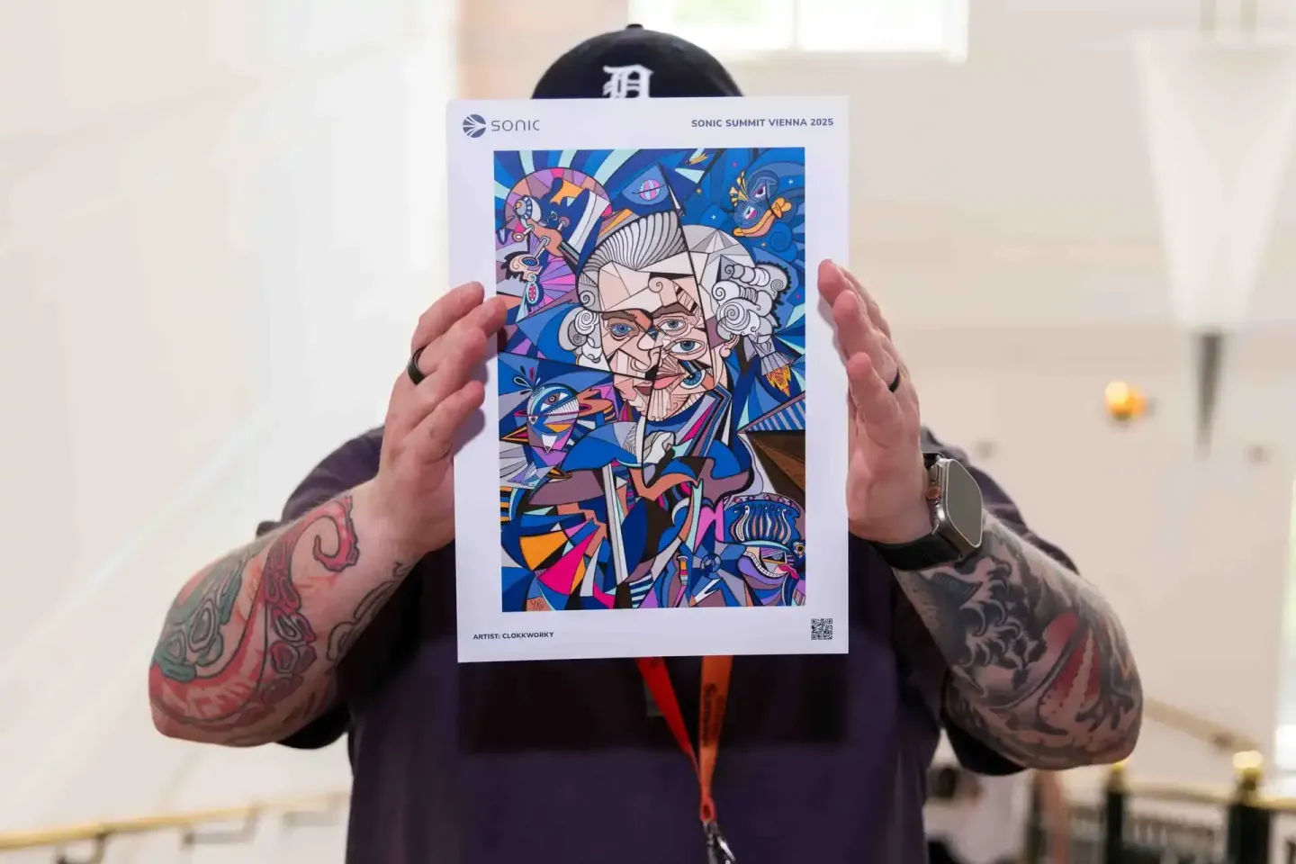 Besucher präsentiert Kunstwerk beim Sonic Summit Vienna 2025, Eventfotografie Wien