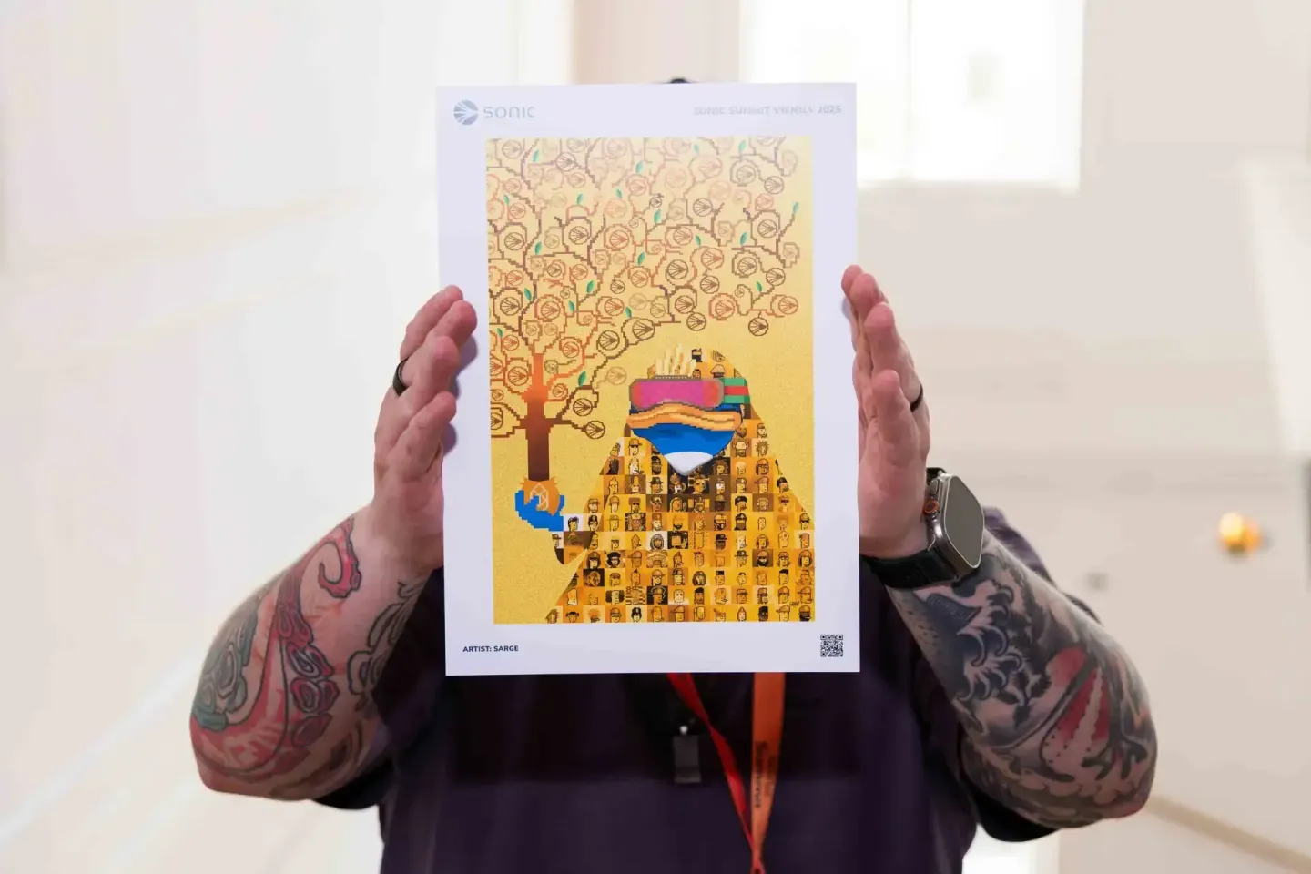 Besucher präsentiert Kunstplakat vom Sonic Summit Vienna 2025 mit bunter Illustration, Eventfotografie Wien