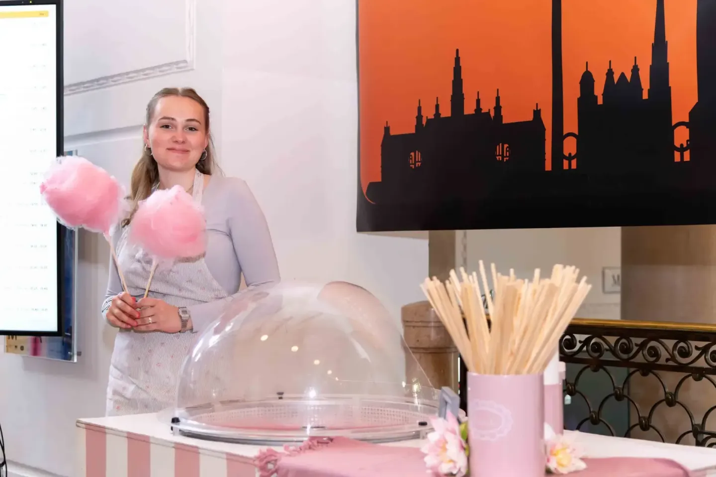 Junge Frau mit rosa Zuckerwatte am Sonic Summit Event in Wien, elegante Veranstaltungsfotografie