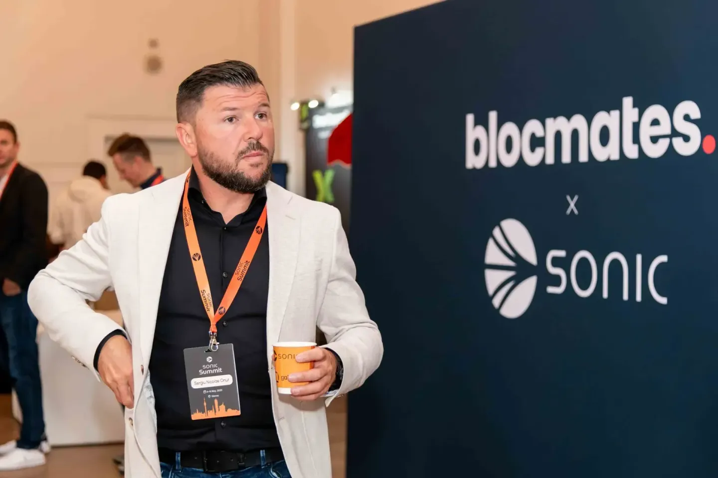 Redner auf der Sonic Summit Wien präsentiert vor Blocmates und Sonic Logo, professionelle Eventfotografie Wien