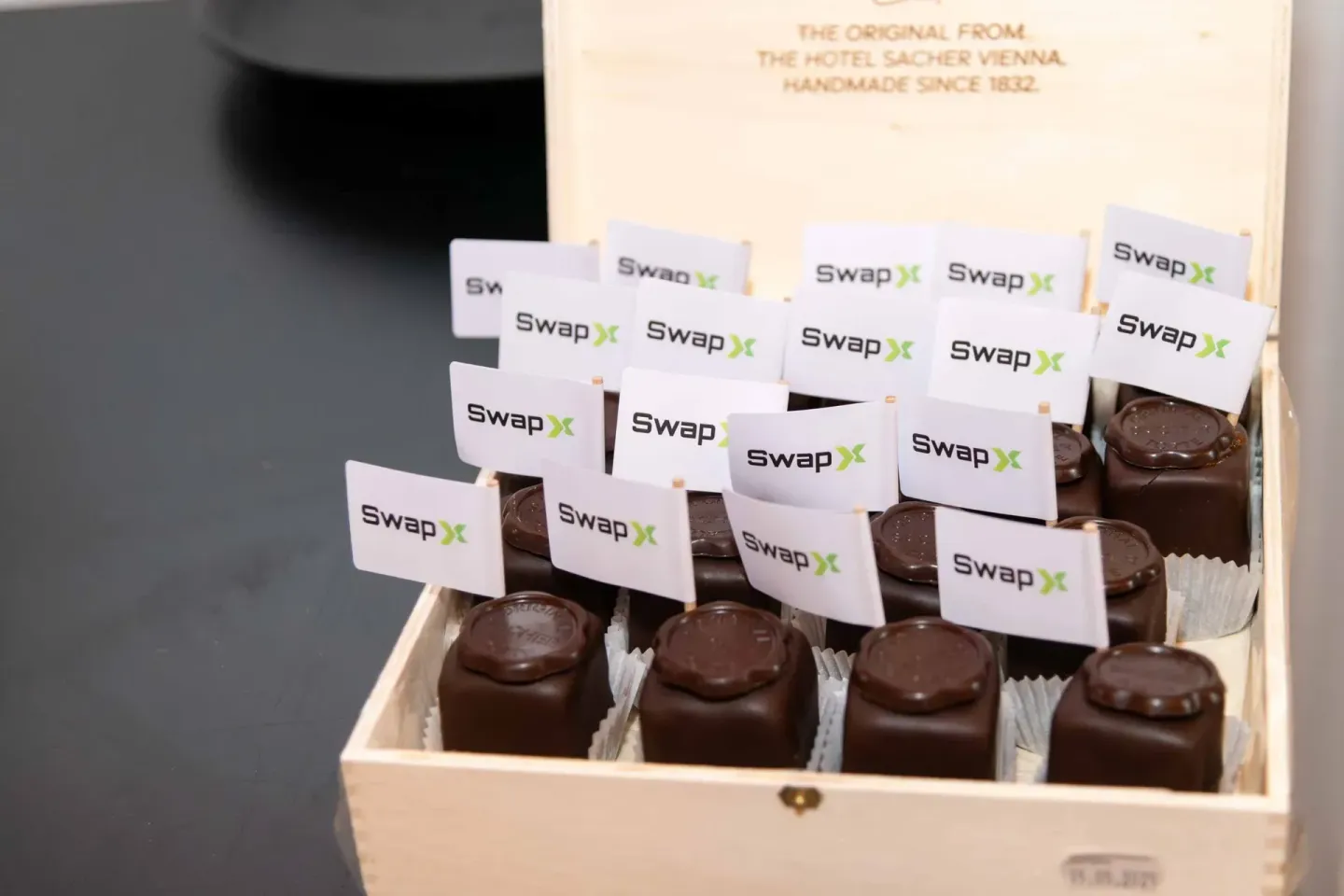 Elegante Sachertorte-Pralinen in Holzbox mit Swap-Branding für Firmenevent Wien