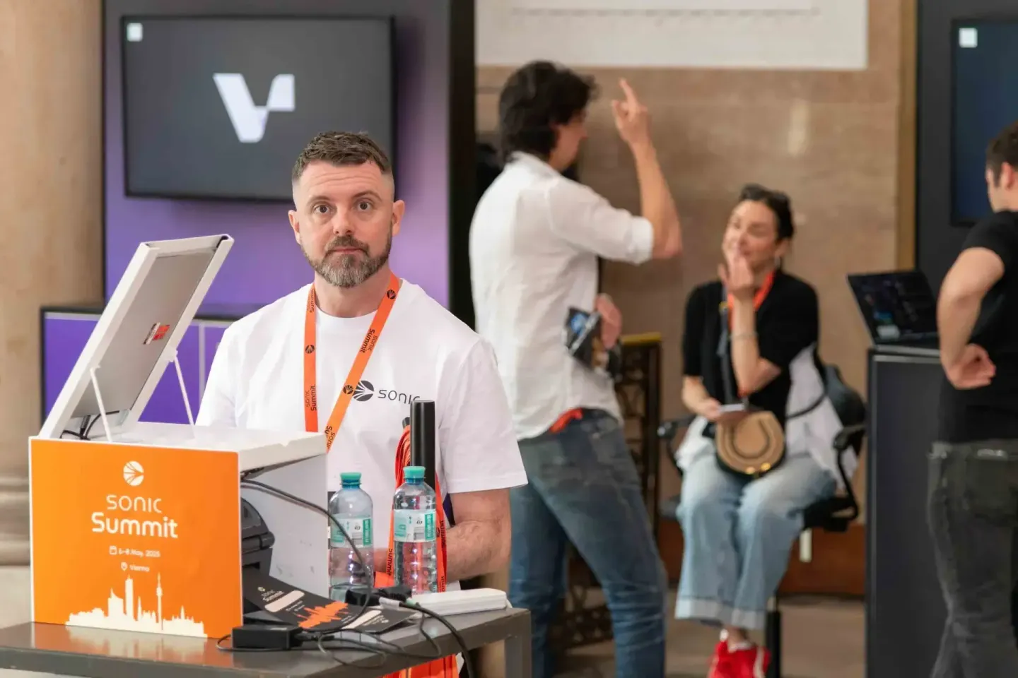 Eventfotograf dokumentiert Präsentation beim Sonic Summit 2025 in Wien mit Publikum im Hintergrund