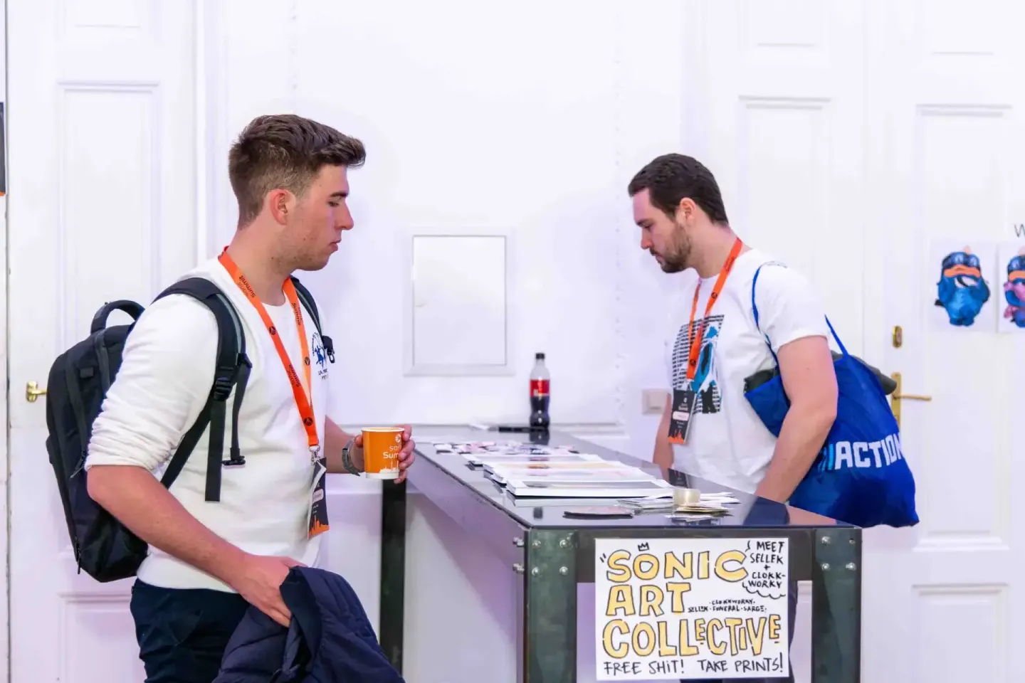 Zwei Besucher beim Sonic Art Collective Meet & Greet auf dem Sonic Summit Event, Eventfotografie Wien