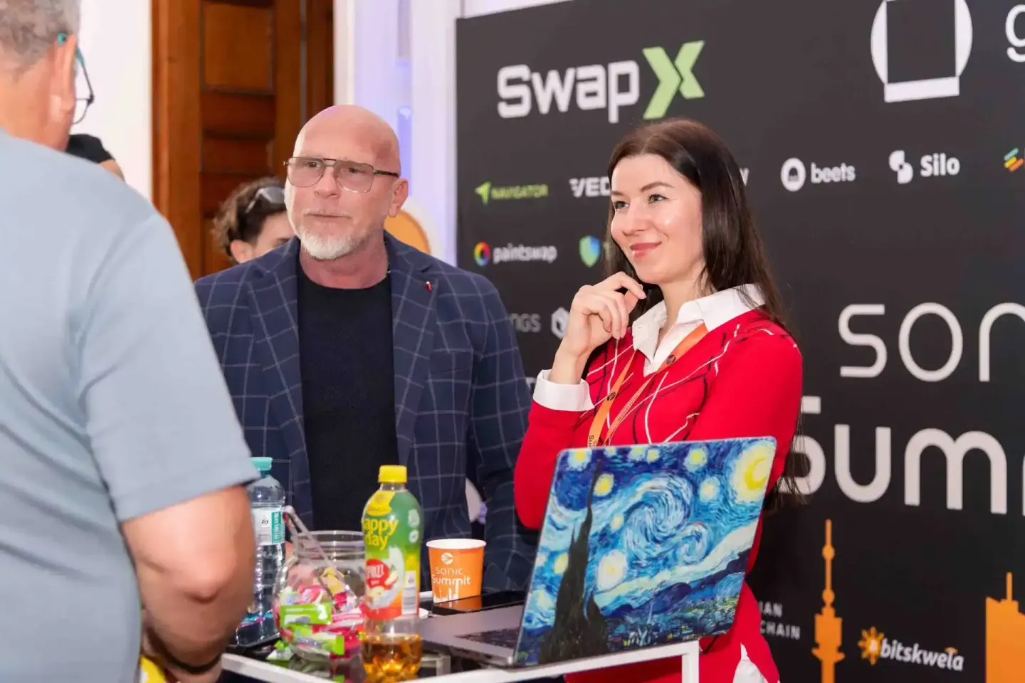 Eventfotograf Wien dokumentiert Diskussionspanel beim Sonic Summit mit zwei Sprechern und Publikum