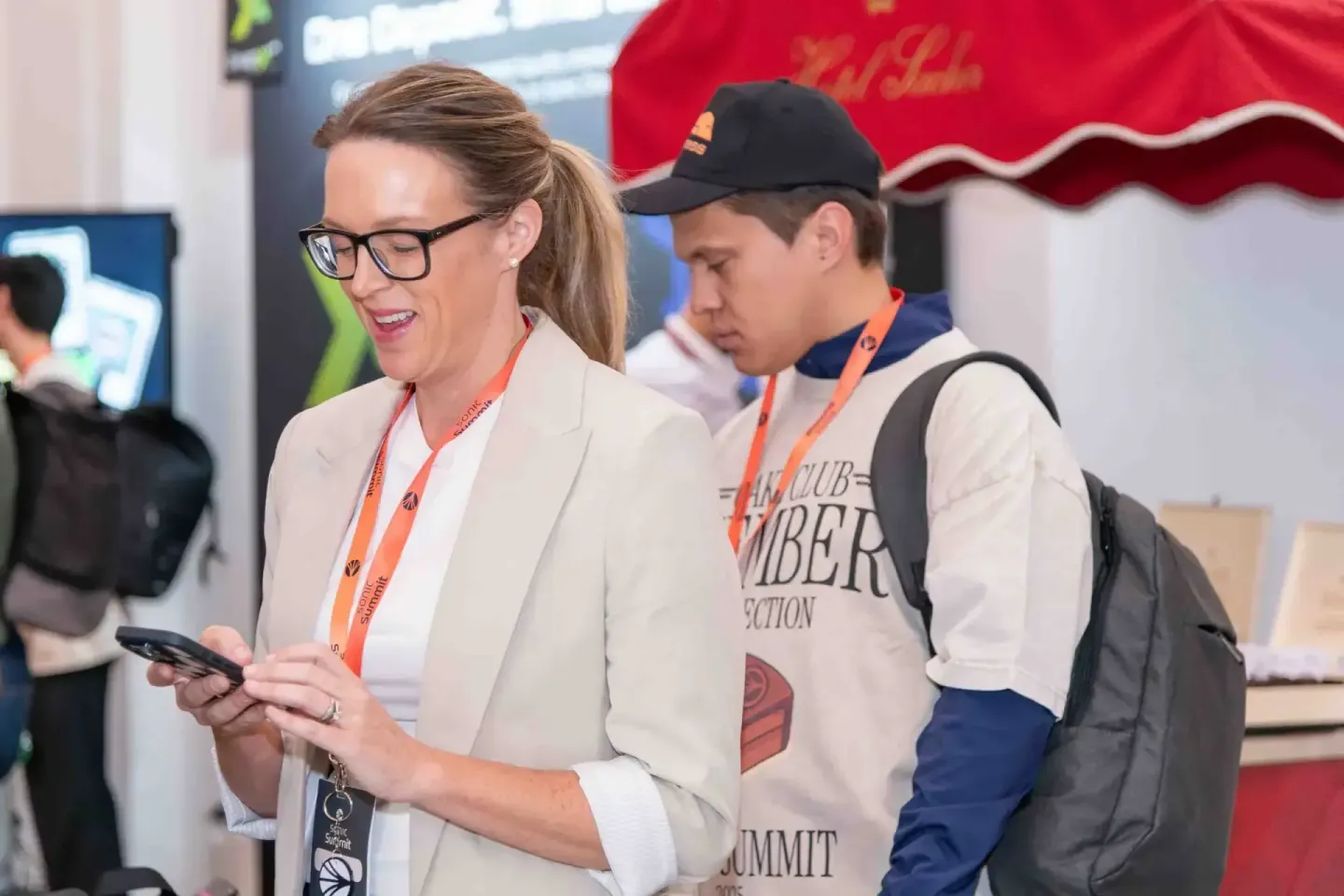 Eventfotograf dokumentiert Gespräch zwischen Moderatorin und Teilnehmer beim Sonic Summit in Wien