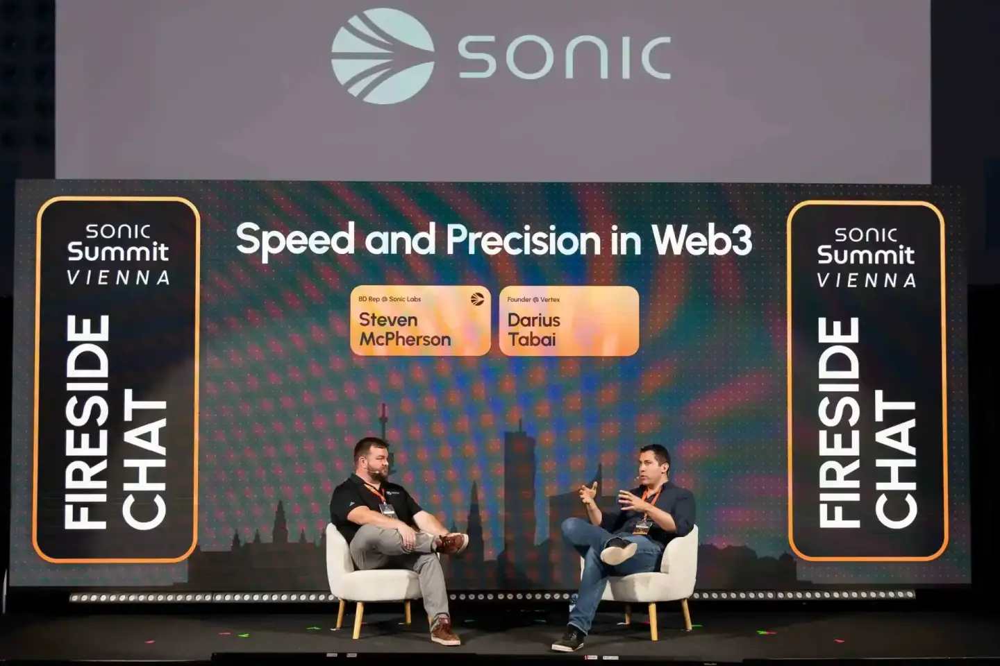 Zwei Sprecher beim Sonic Summit Vienna Fireside Chat zum Thema 'Speed and Precision in Web3' – professionelle Eventfotografie
