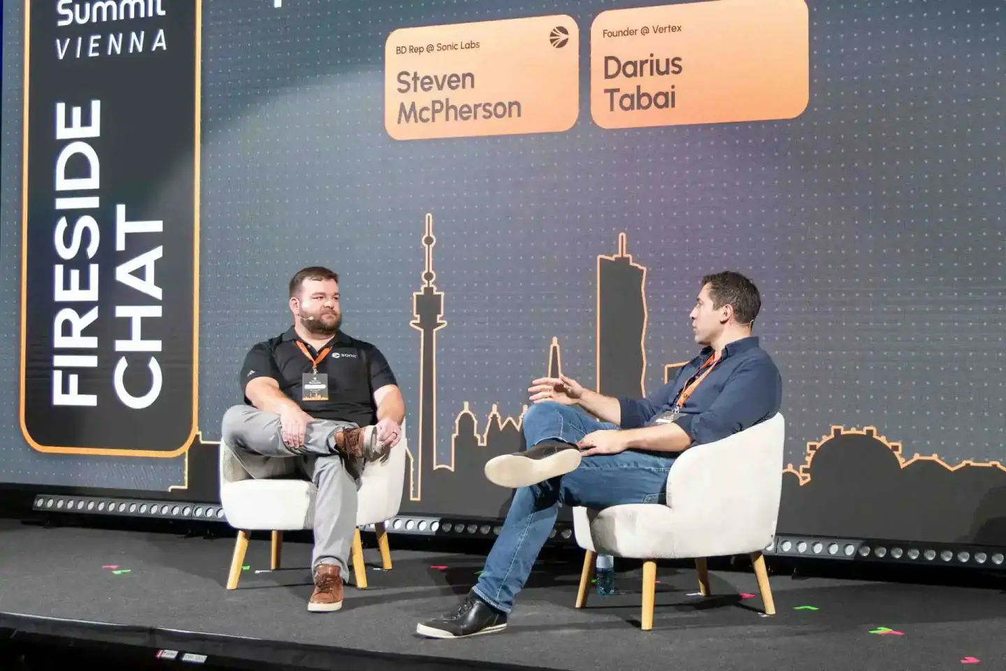 Zwei Sprecher bei der Sonic Summit Vienna im Gespräch auf der Bühne - Eventfotografie Wien