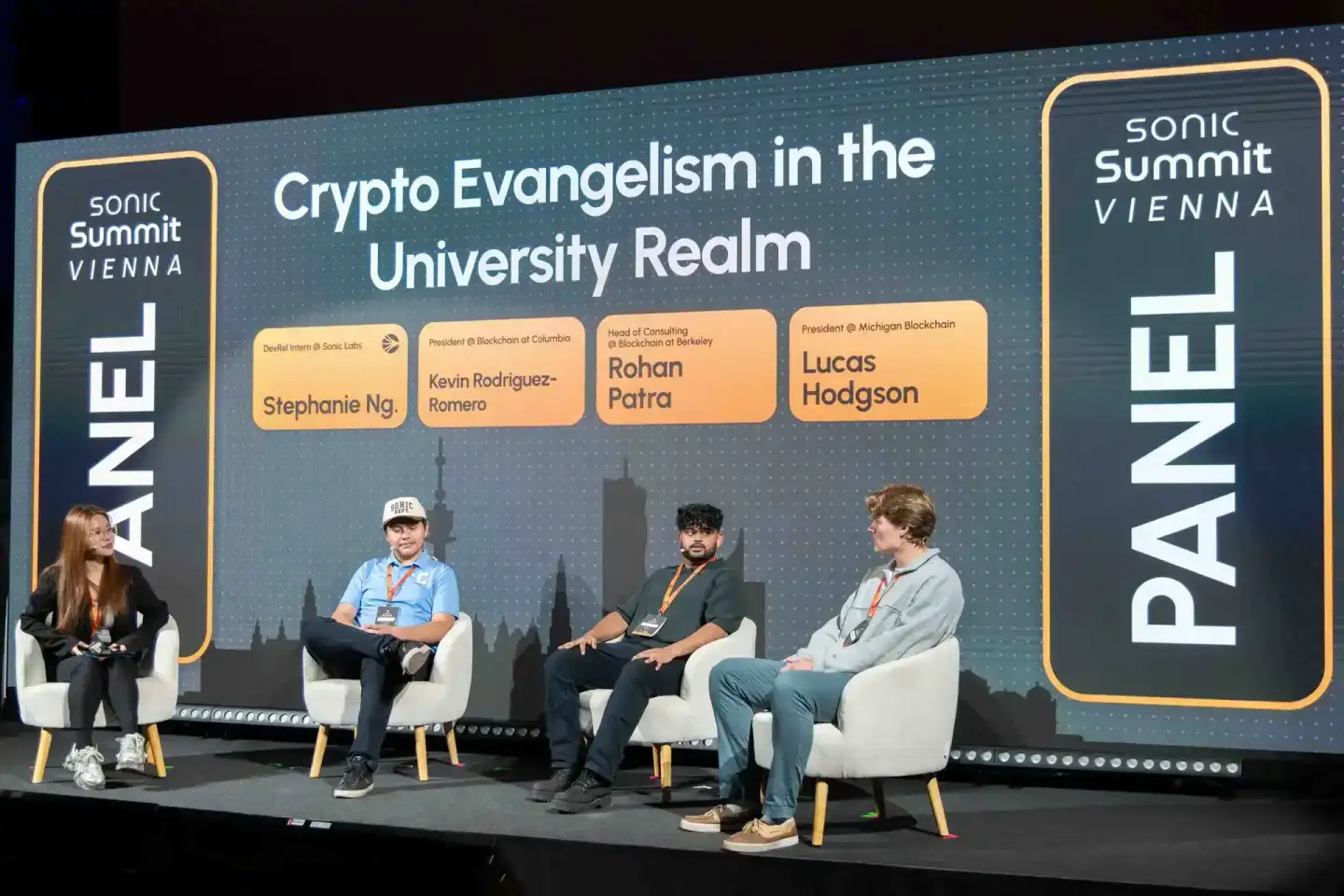 Panel-Diskussion 'Crypto Evangelism in the University Realm' auf der Sonic Summit Vienna mit vier Sprechern auf der Bühne – p