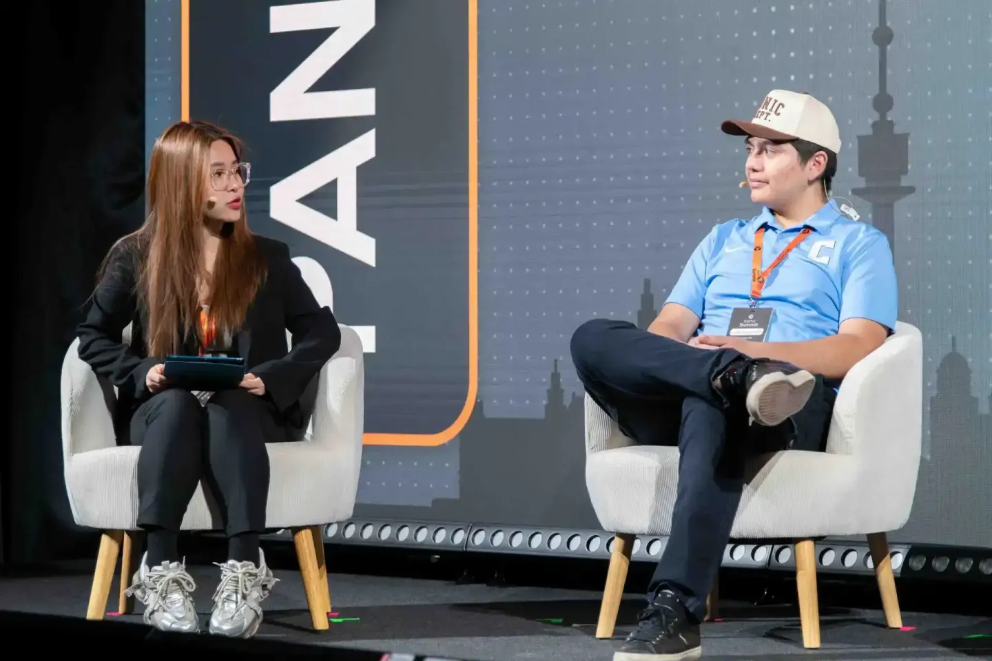 Zwei Personen sitzen sich auf der Sonic Summit Bühne gegenüber – professionelle Eventfotografie eines Interviews in Wien