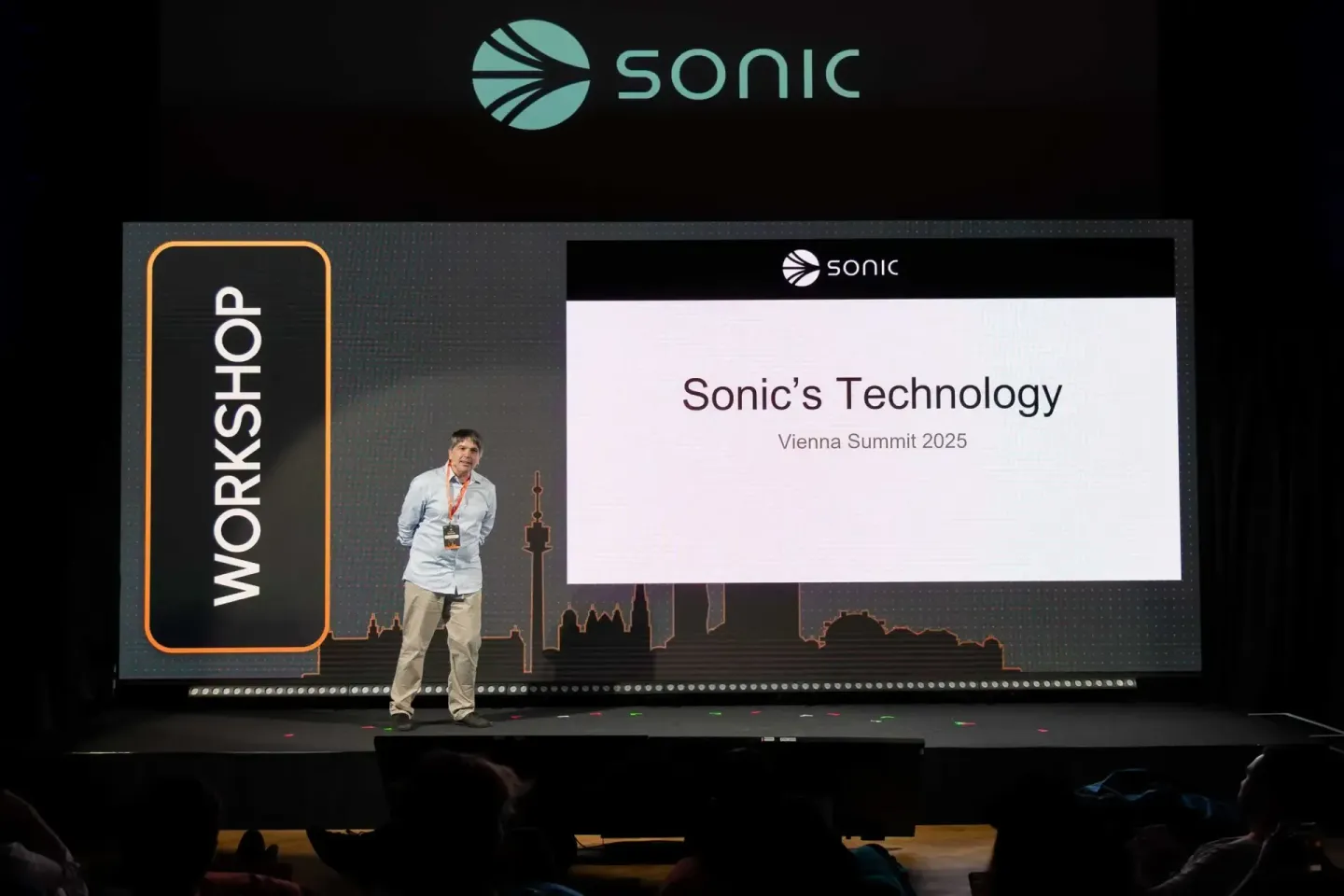 Sprecher präsentiert Sonic's Technology auf der Vienna Summit 2025 vor großem Publikum – Eventfotografie Wien