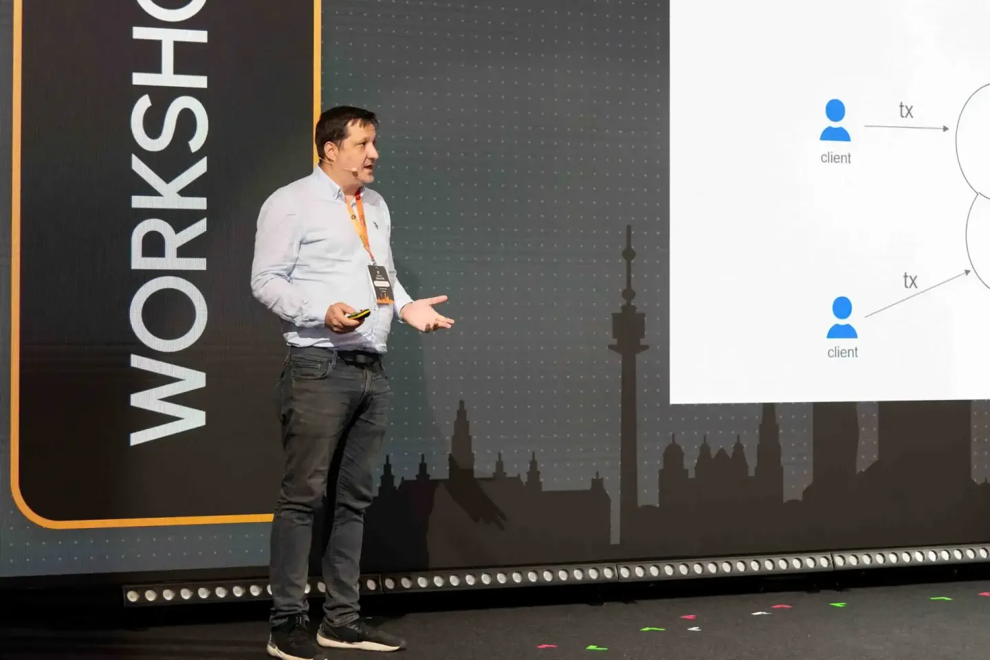 Sprecher präsentiert auf der Sonic Summit 2024 in Wien mit Diagramm zu Blockchain-Transaktionen im Hintergrund