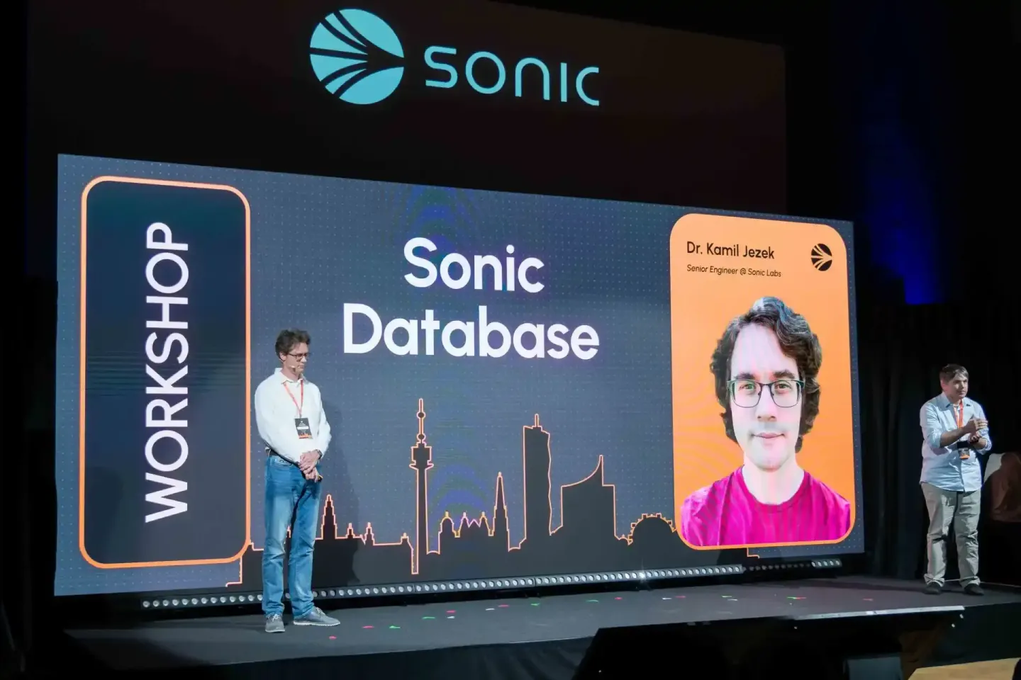 Eventfotograf dokumentiert Sonic Database Workshop mit Dr. Kamil Jezek auf der Bühne vor Publikum in Wien