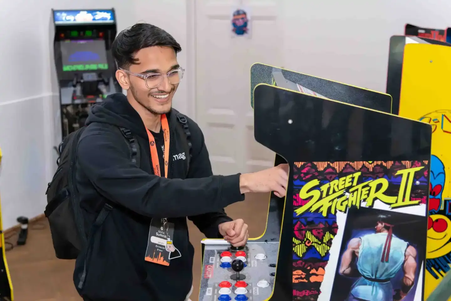 Besucher spielt an Street Fighter II Arcade-Automat auf der Sonic Summit in Wien, Eventfotografie