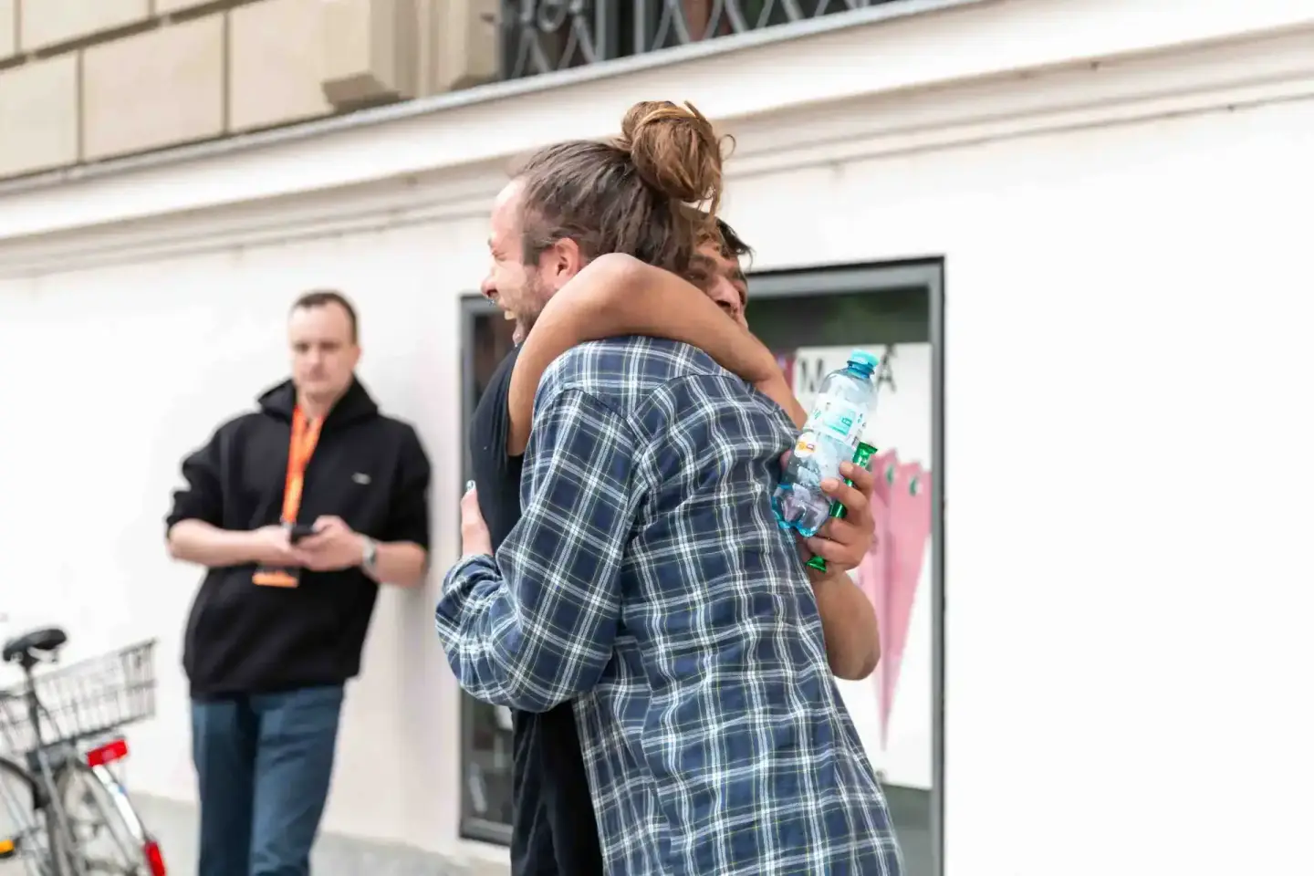 Eventfotograf dokumentiert emotionalen Moment zwischen zwei Personen auf dem Sonic Summit, im Hintergrund Zuschauer und weiße