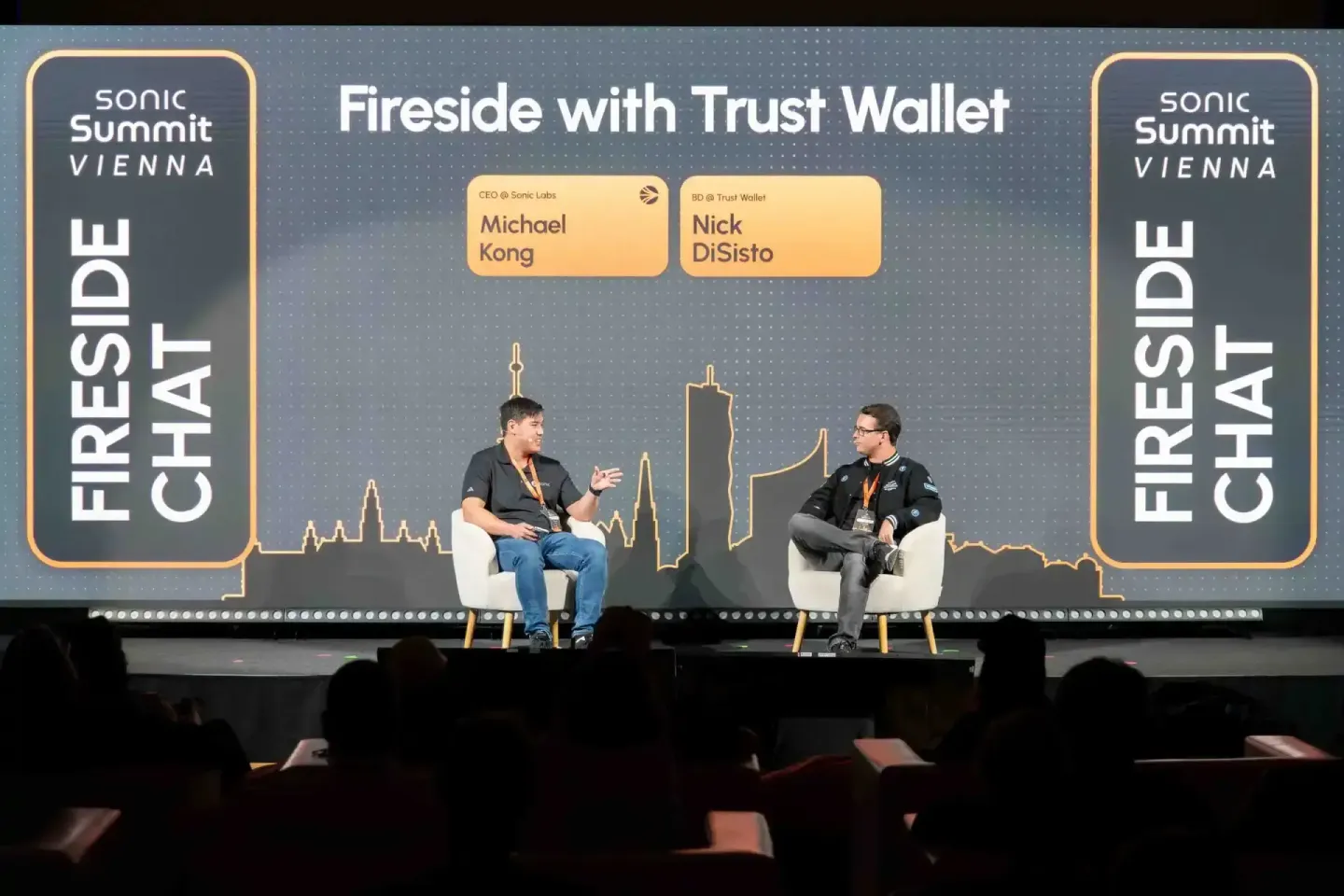 Fireside Chat beim Sonic Summit Vienna mit Michael Kong (CEO Sonic Labs) und Nick DiSisto (ID Trust Wallet) auf der Bühne