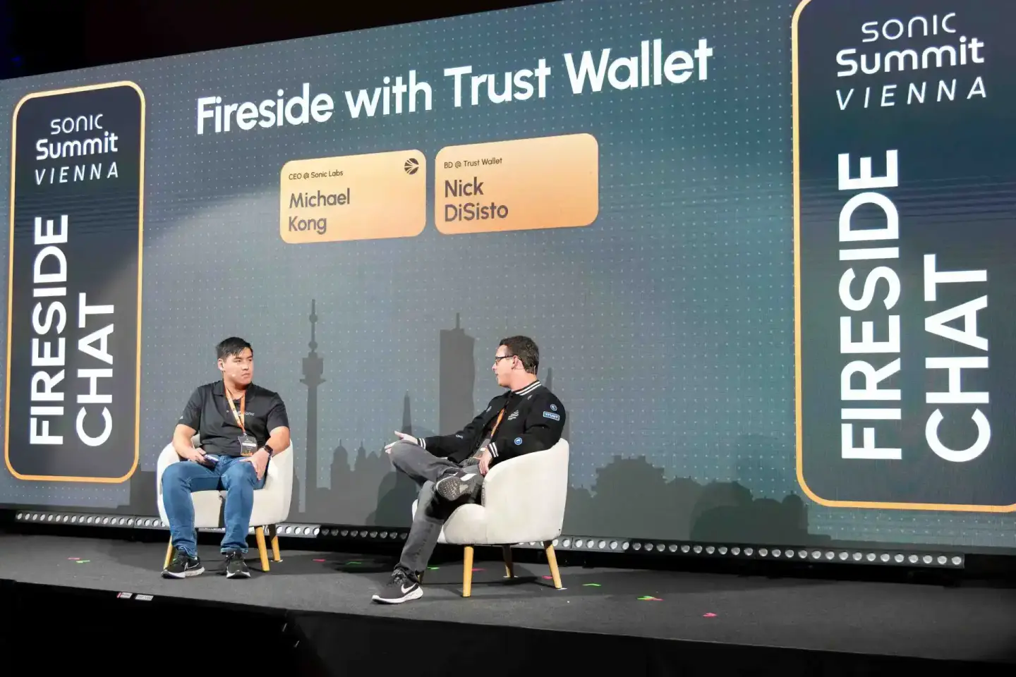 Michael Kong (Sonic Labs CEO) und Nick DiSisto (Trust Wallet) im Gespräch beim Firmenevent Sonic Summit Vienna
