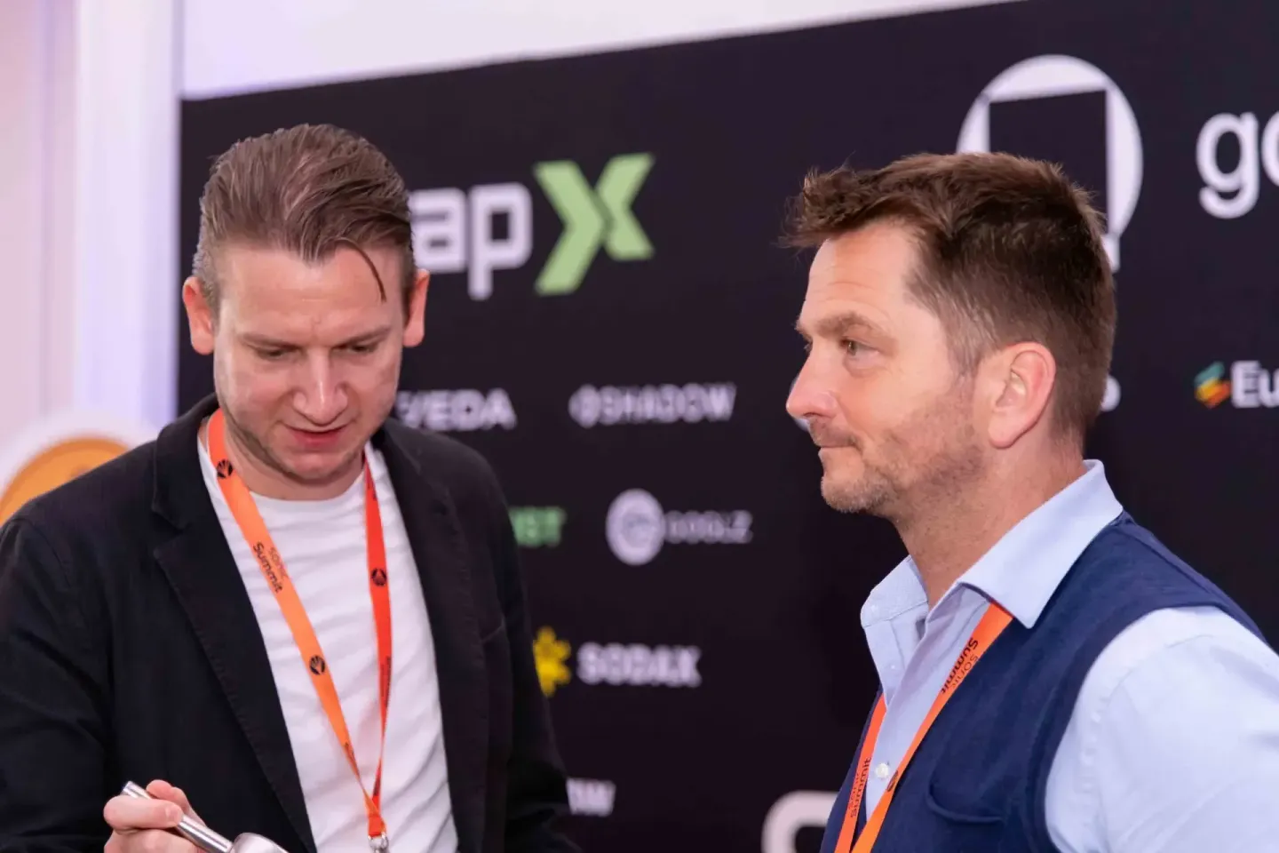 Zwei Geschäftsmänner im Gespräch beim Sonic Summit Event - professionelle Eventfotografie Wien