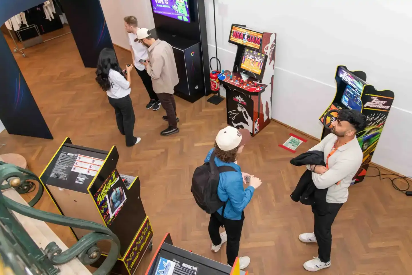 Besucher spielen an klassischen Arcade-Automaten beim Sonic Summit Event in Wien - Eventfotografie von Alexandru Bogdan