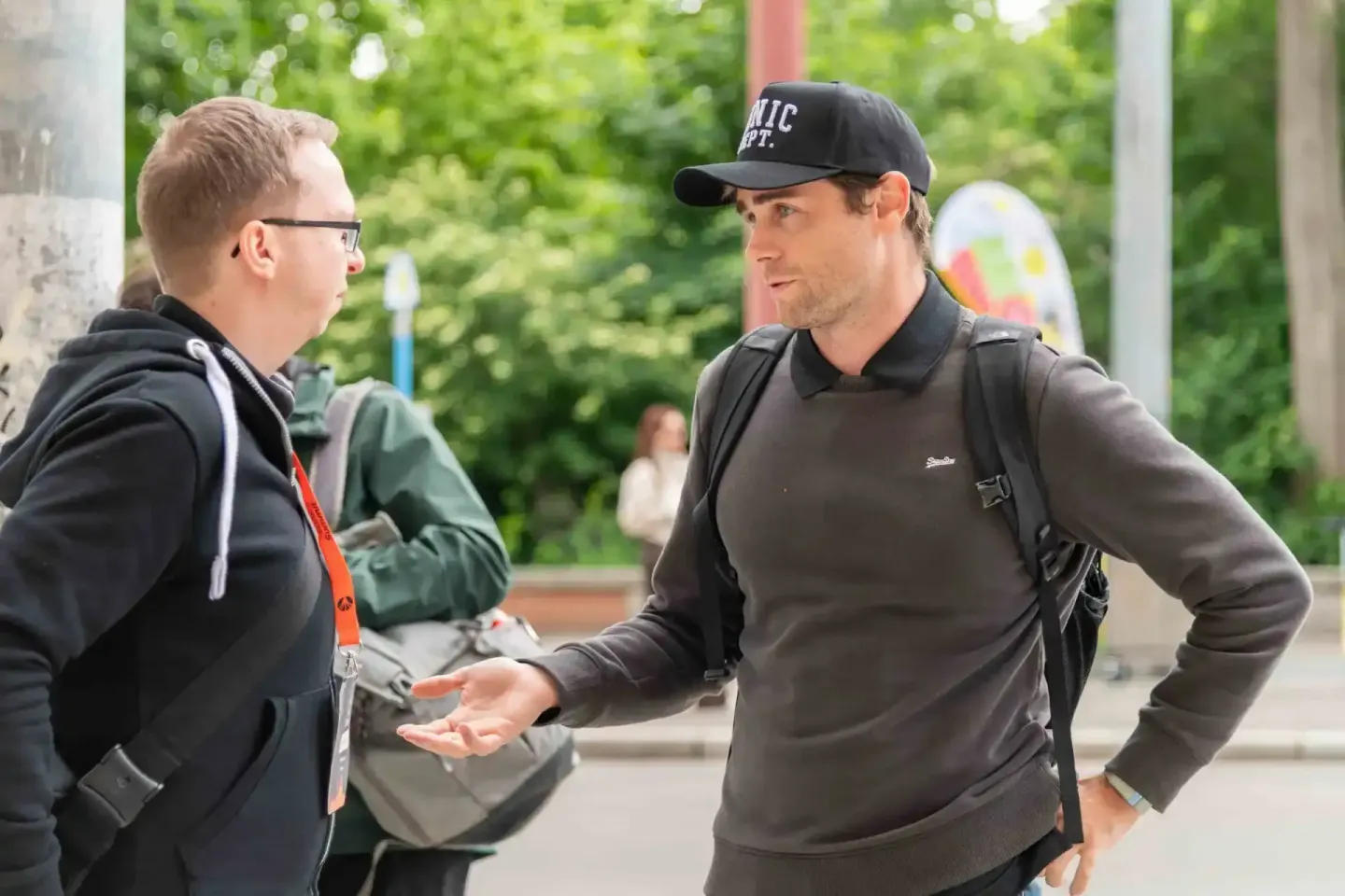 Eventfotograf dokumentiert Gespräch zwischen zwei Personen bei Sonic Summit Veranstaltung in Wien