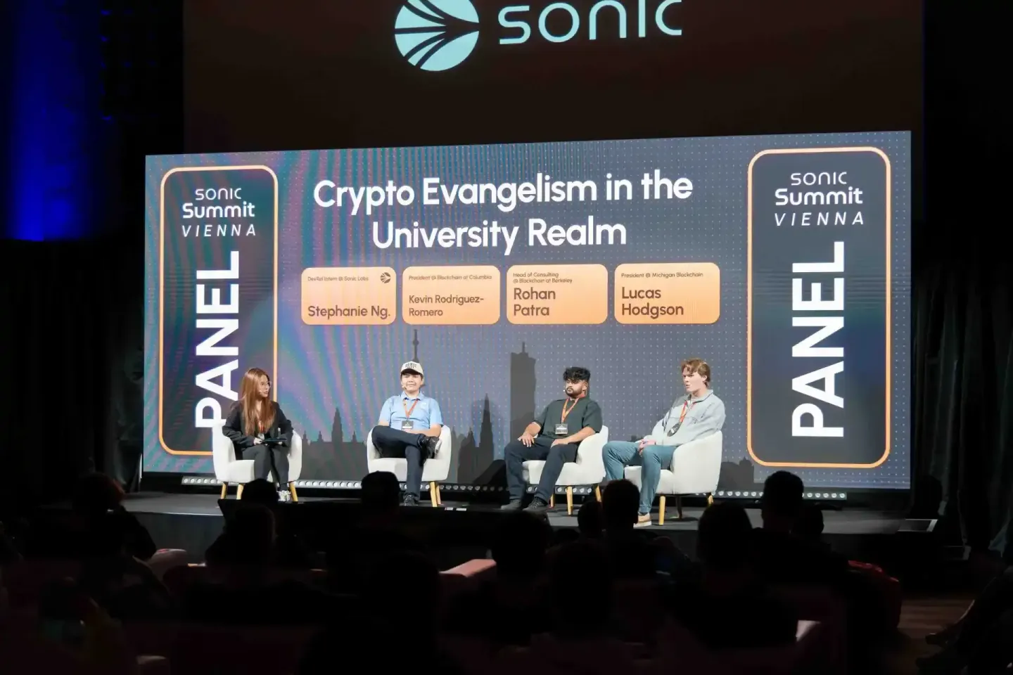 Panel-Diskussion zum Thema 'Crypto Evangelism in the University Realm' beim Sonic Summit Vienna mit vier Sprechern auf der Bü