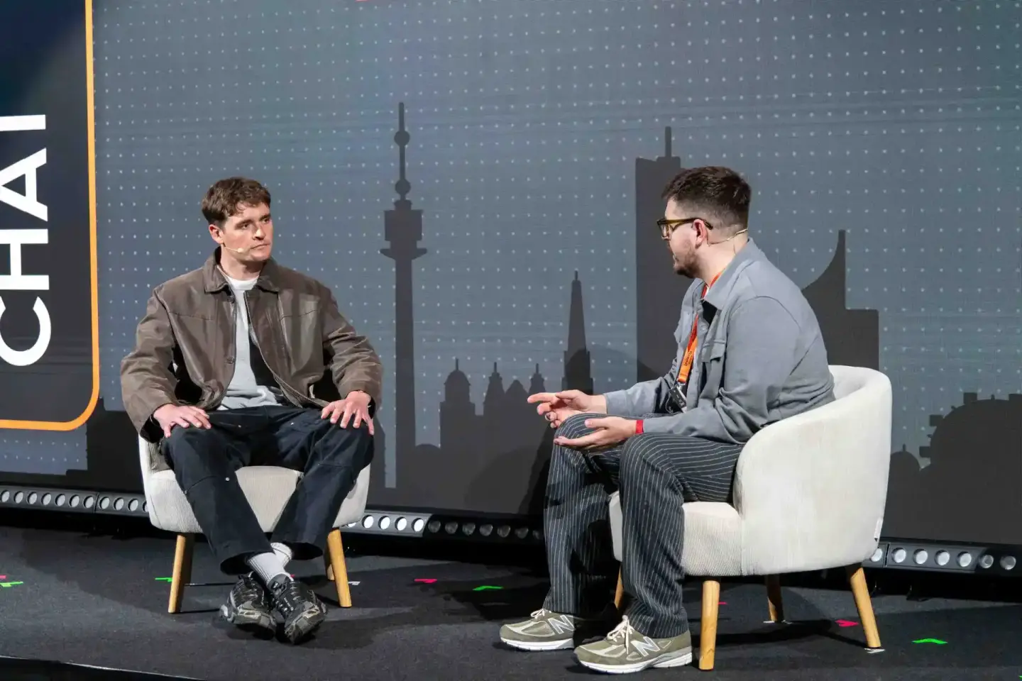 Zwei Männer in Diskussion auf der Bühne des Sonic Summit Events in Wien, professionelle Eventfotografie