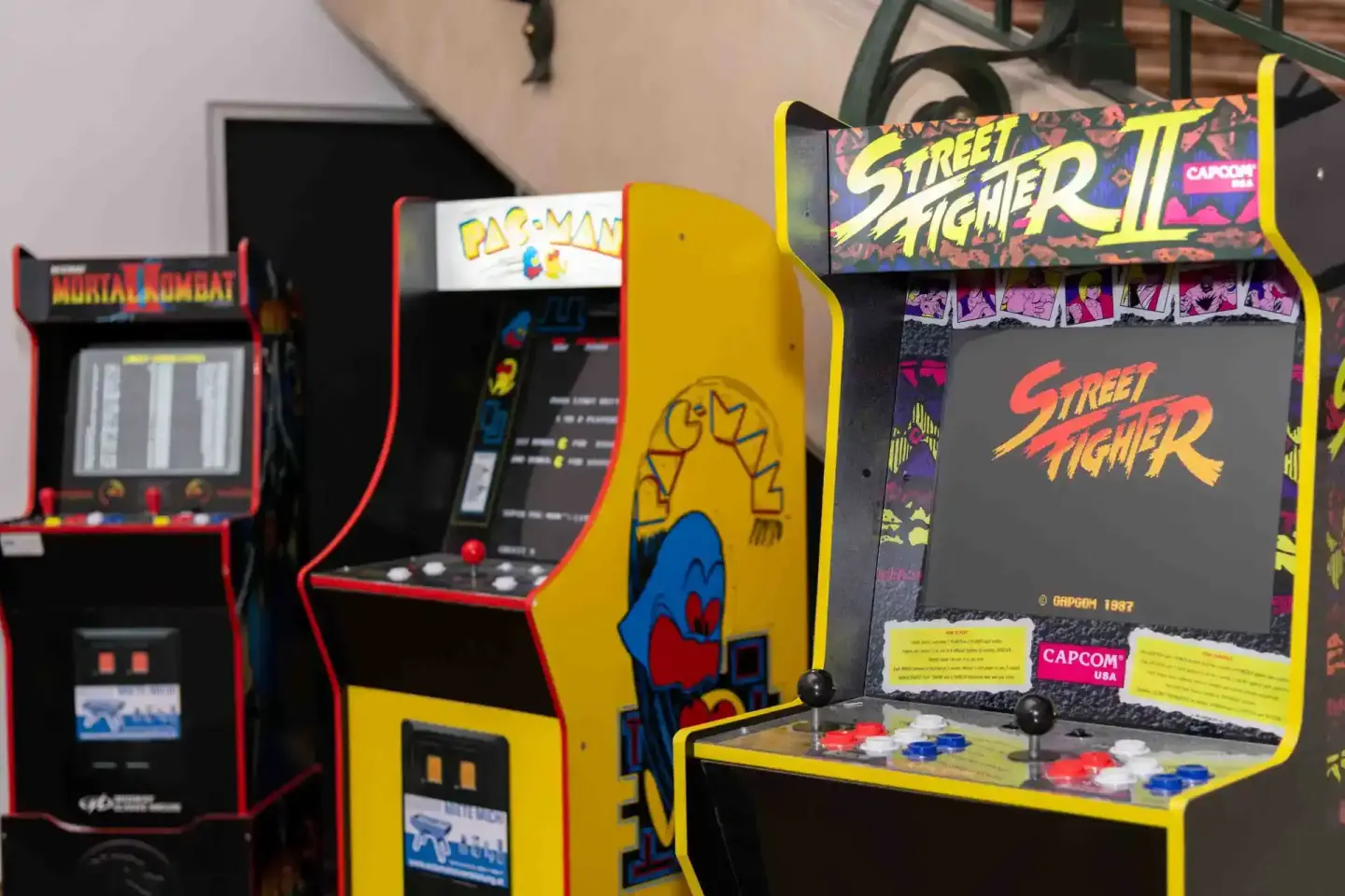 Klassische Arcade-Automaten mit Street Fighter II und Pac-Man bei einer Veranstaltung in Wien, fotografiert von einem Eventfo