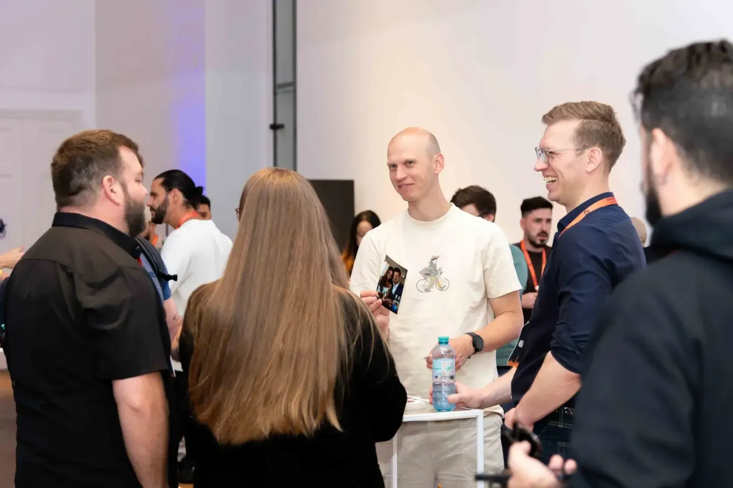 Besucher beim Sonic Summit in Wien im lockeren Gespräch mit Eventfotograf, moderne Veranstaltungsfotografie