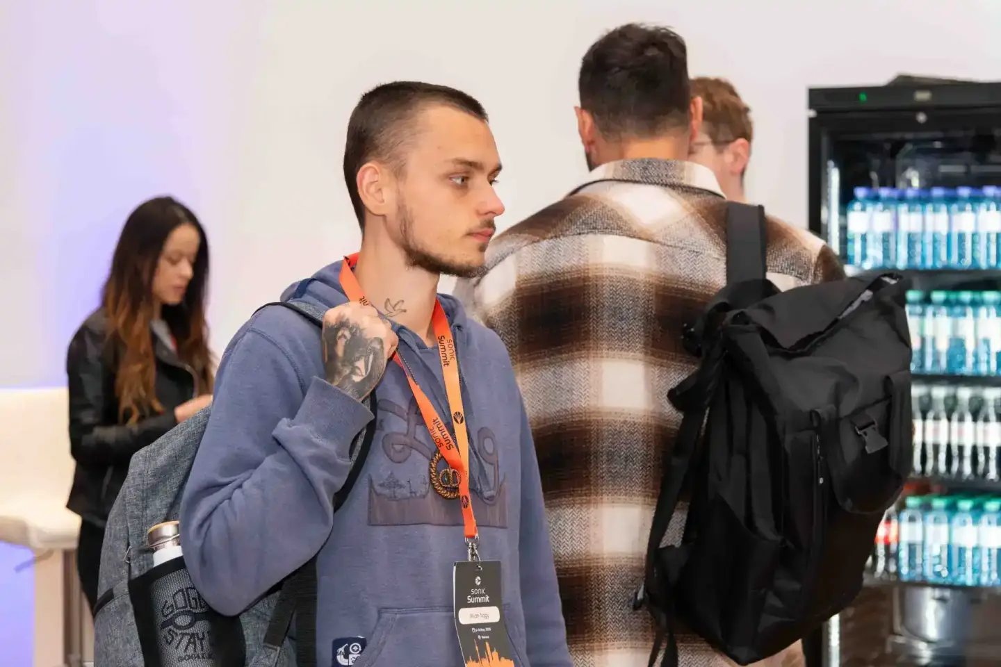 Teilnehmer beim Sonic Summit in Wien mit Lanyards und Rucksäcken bei einer Eventfotografie Wien