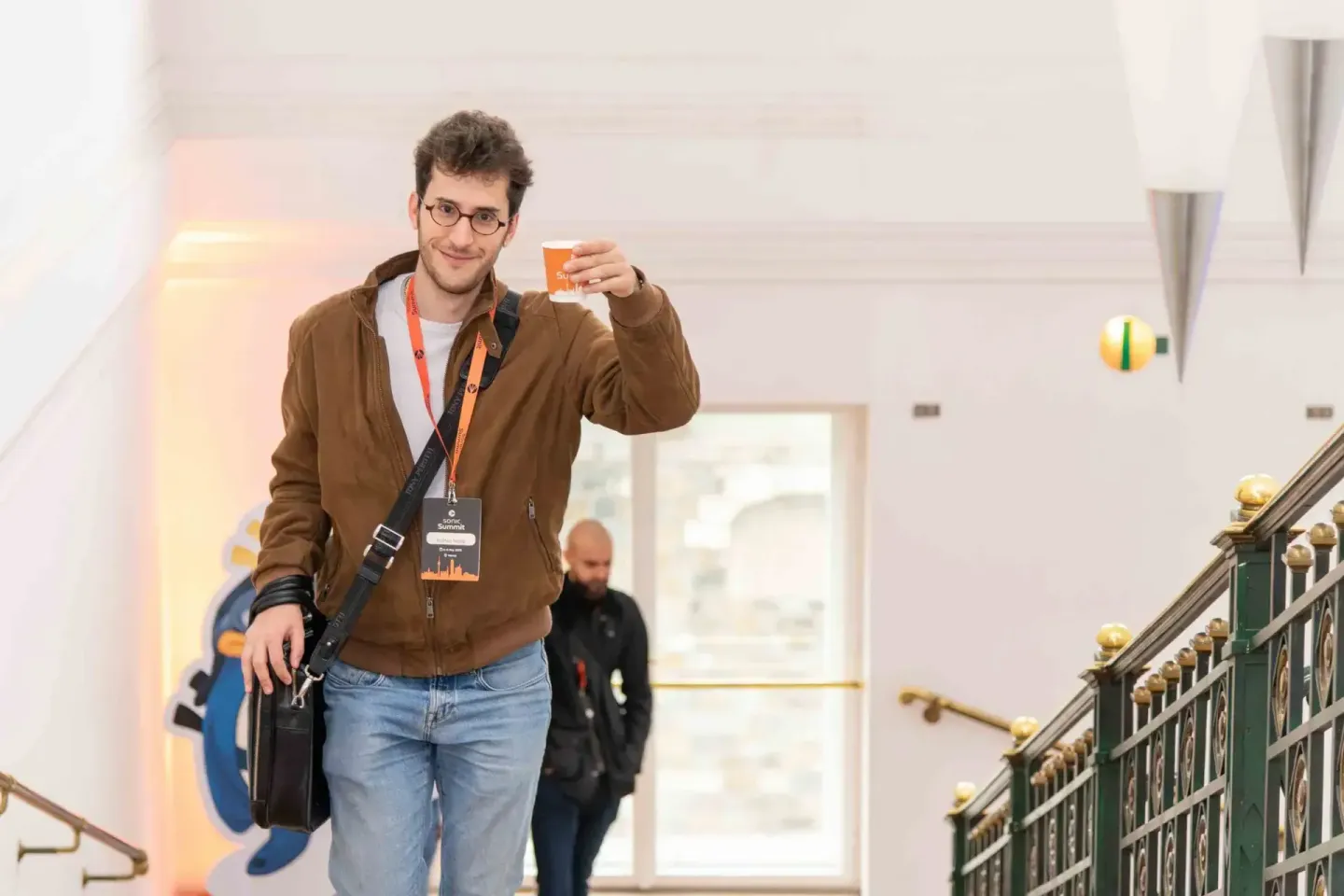 Eventfotograf dokumentiert Konferenzbesucher mit Getränk beim Sonic Summit in Wien