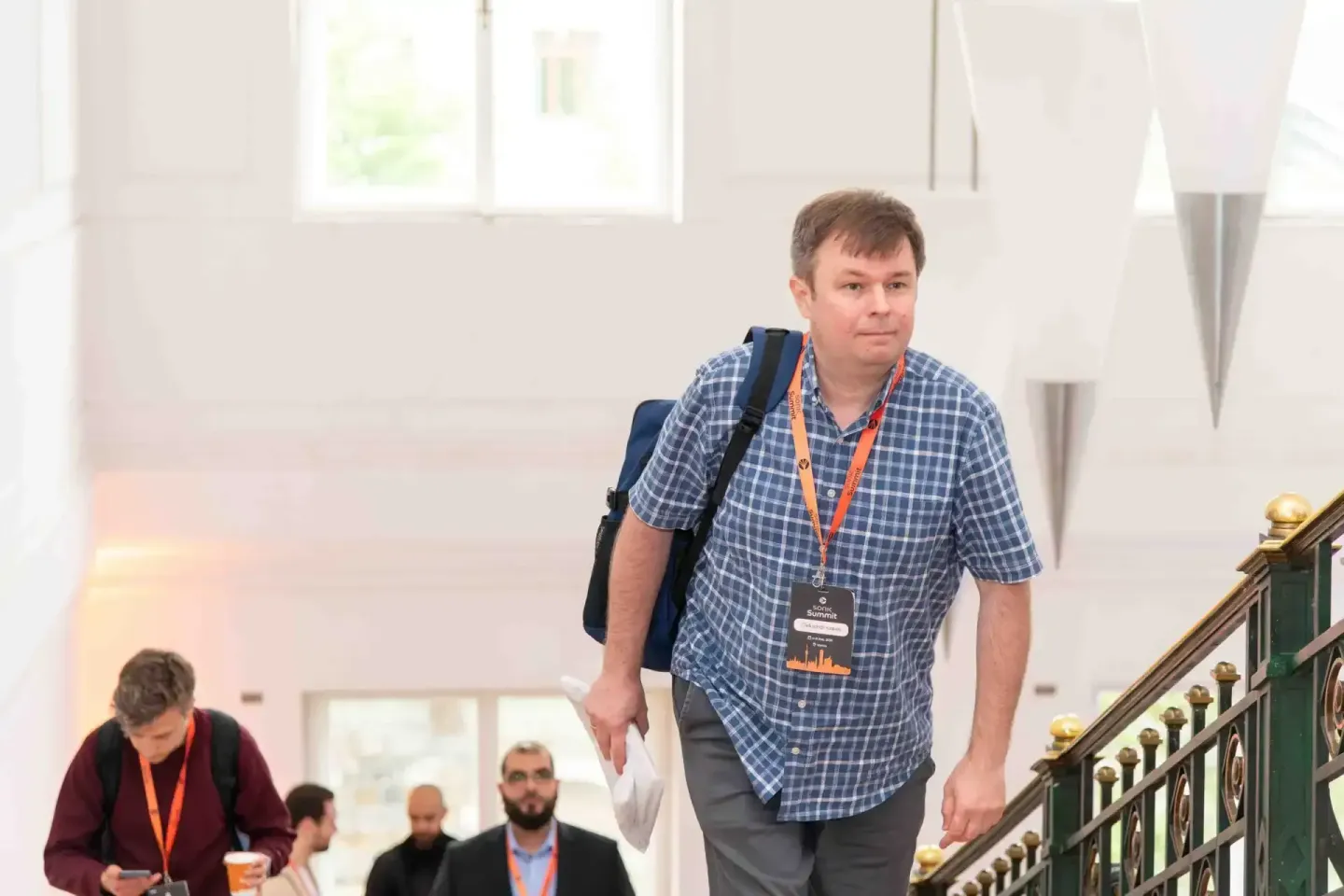 Eventfotograf dokumentiert Konferenzteilnehmer auf Treppe beim Sonic Summit in Wien