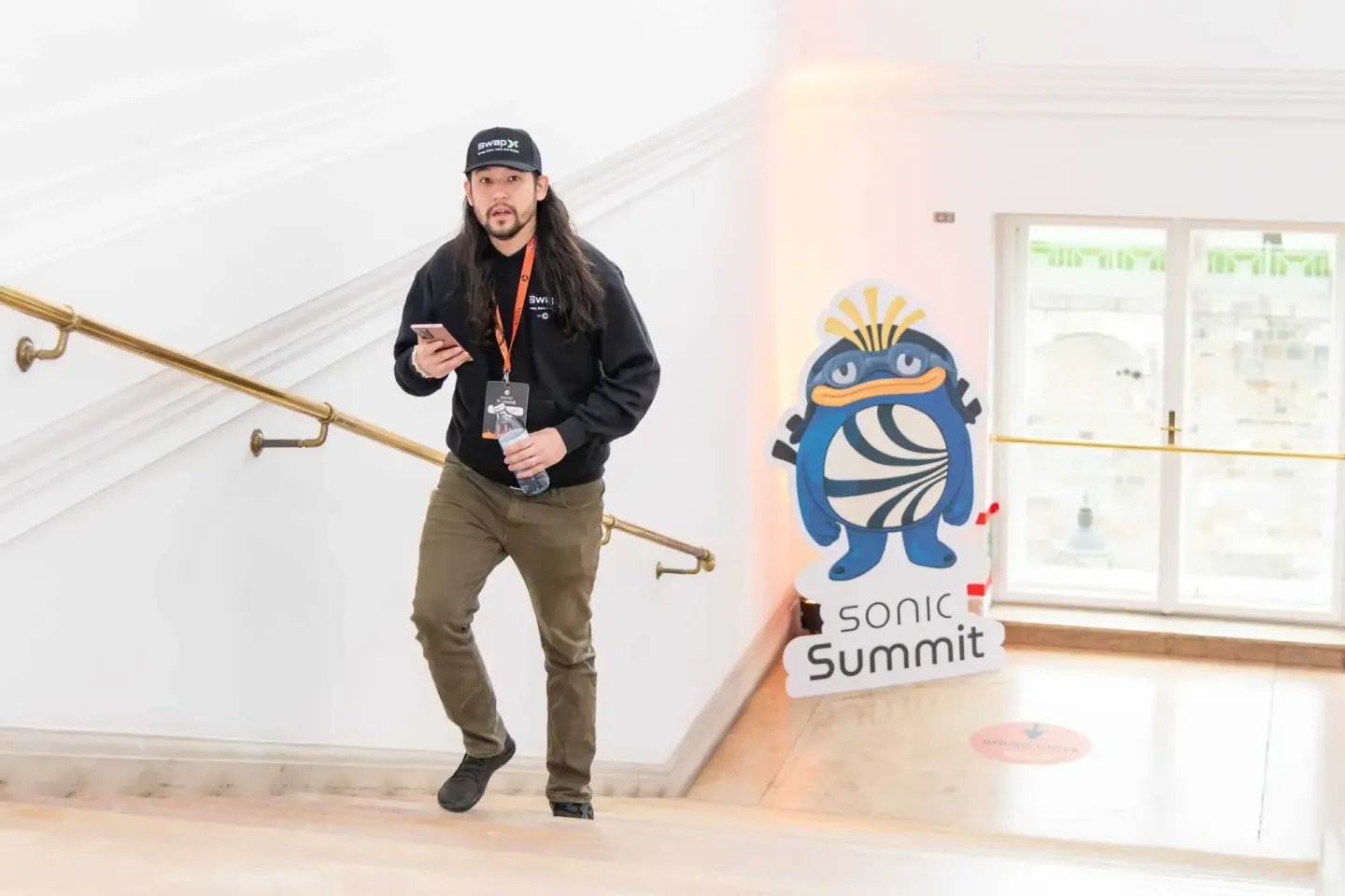 Sprecher beim Sonic Summit präsentiert auf der Treppe, Eventfotograf Wien dokumentiert die Veranstaltung