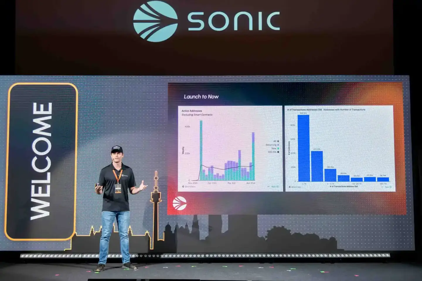 Presenter auf der Sonic Summit Bühne mit Analysen-Charts, professionelle Eventfotografie Wien