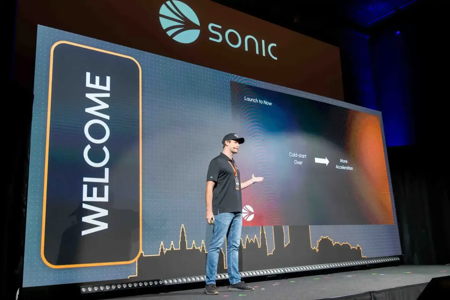 Sprecher auf der Sonic Summit Konferenz präsentiert vor großem Screen, Eventfotograf Wien dokumentiert die Präsentation