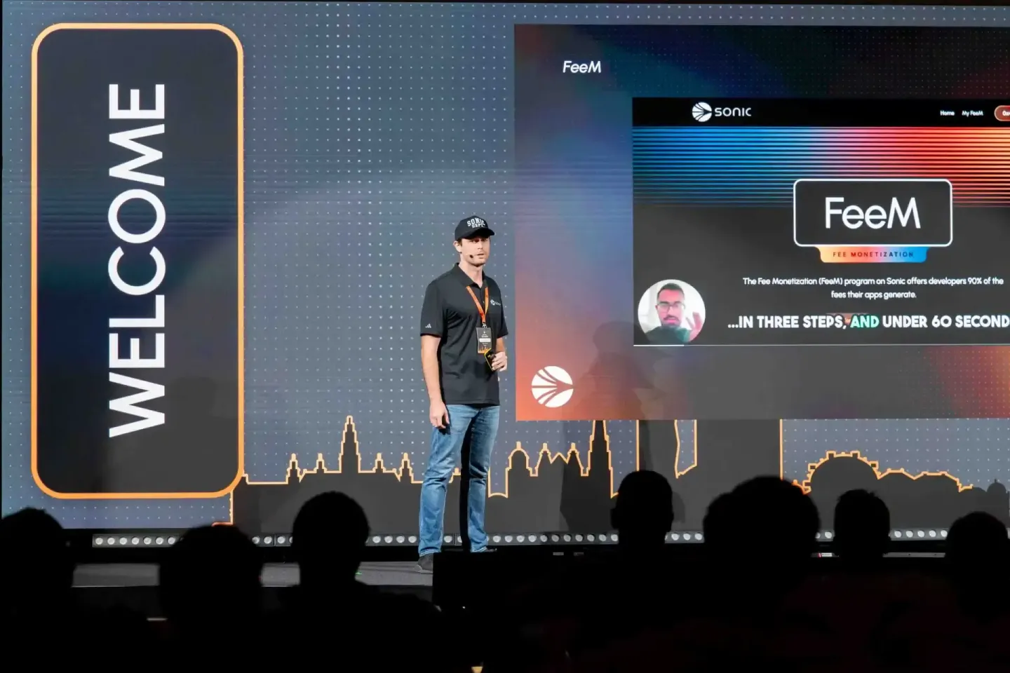 Eventfotograf dokumentiert FeeM-Präsentation auf der Sonic Summit Bühne mit Live-Publikum