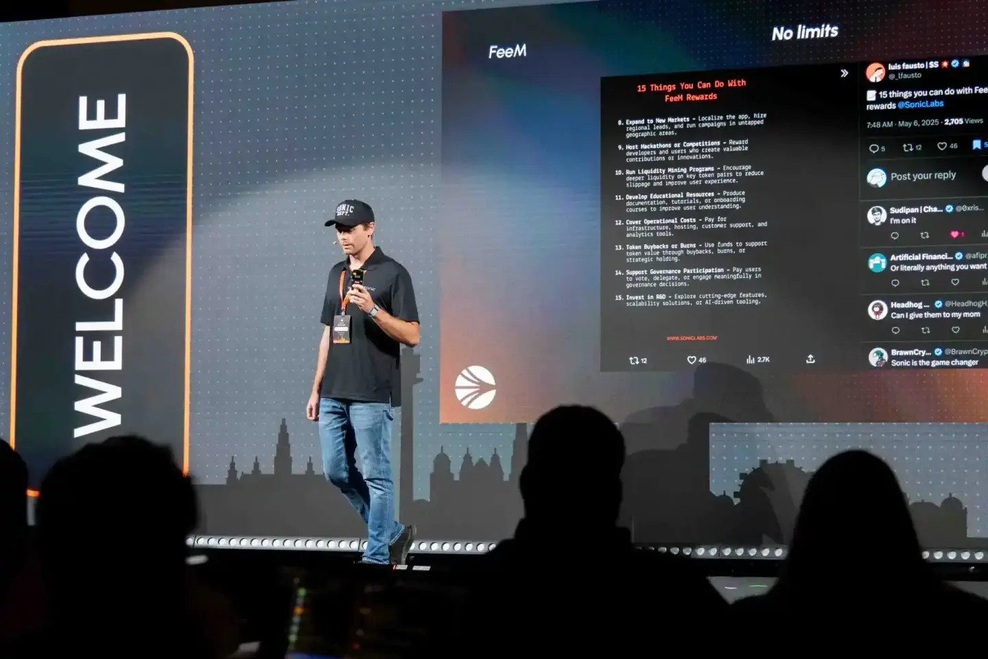 Sprecher präsentiert auf der Sonic Summit Veranstaltung vor großem Bildschirm, Eventfotografie Wien