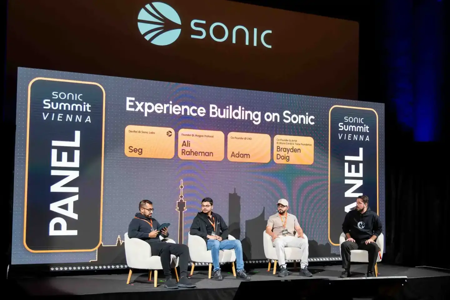 Panel-Diskussion beim Sonic Summit Vienna mit vier Sprechern auf der Bühne. Eventfotografie Wien.