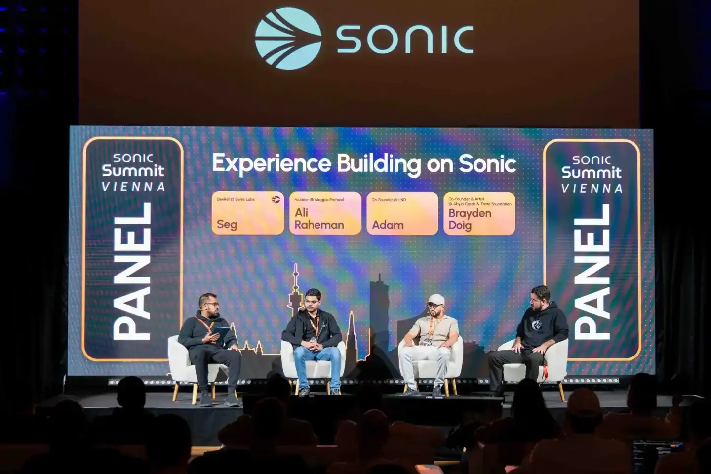 Panel-Diskussion beim Sonic Summit Vienna mit vier Sprechern auf der Bühne, Eventfotografie Wien