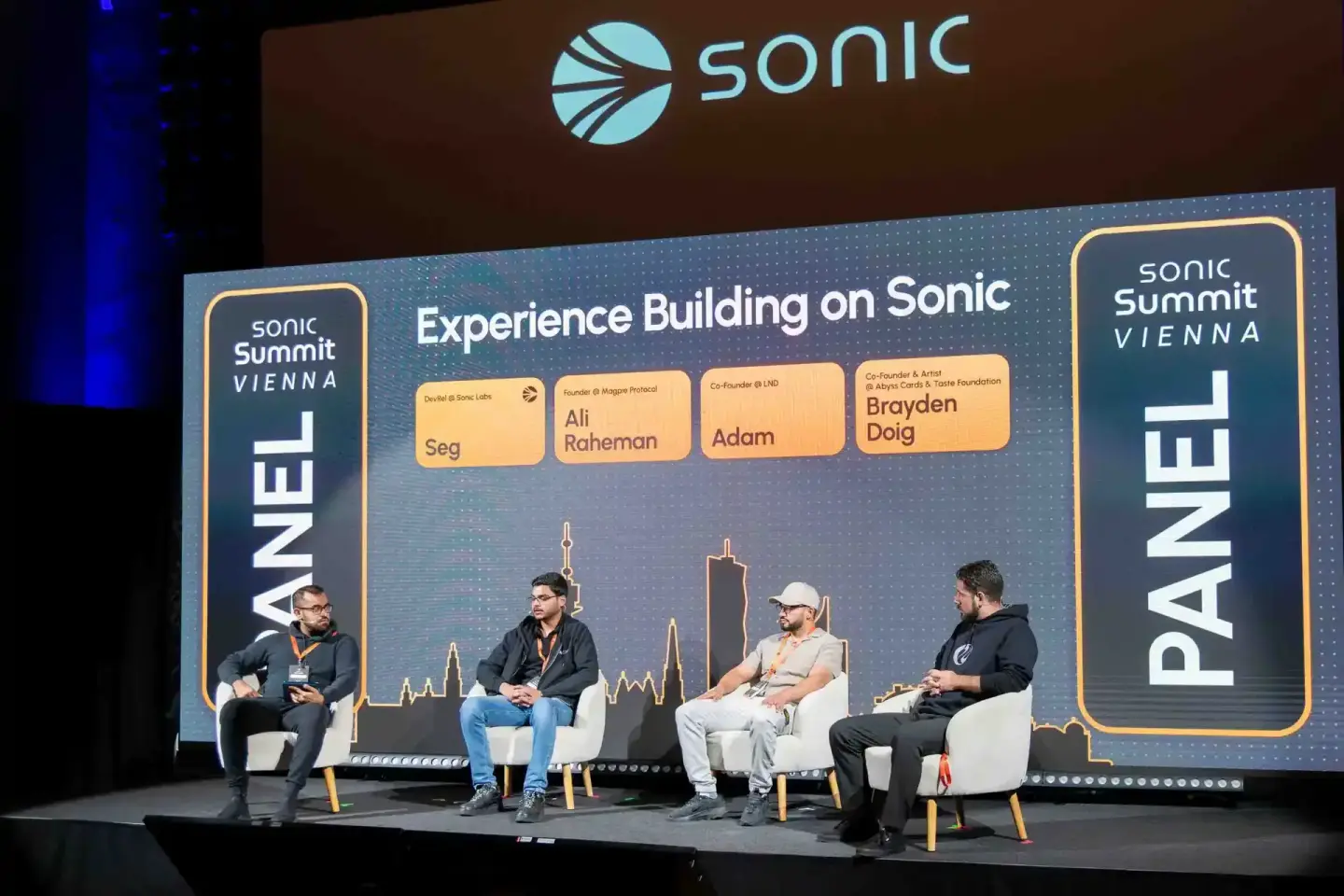 Panel-Diskussion beim Sonic Summit Vienna mit vier Sprechern auf der Bühne, moderiert von einem Eventfotograf Wien