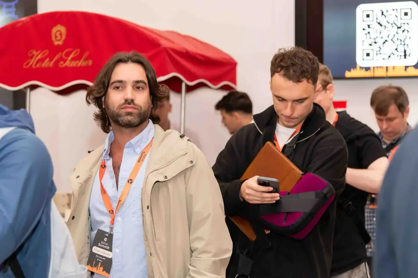 Besucher beim Sonic Summit Event in Wien mit Badges und Dokumenten, professionelle Eventfotografie