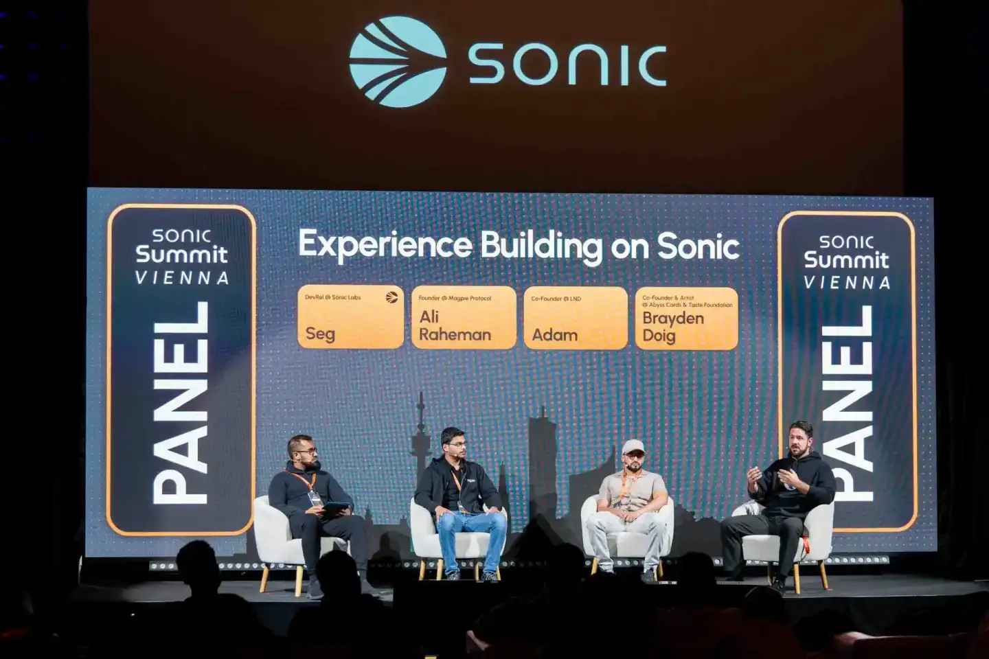 Panel-Diskussion beim Sonic Summit Vienna mit vier Sprechern auf der Bühne. Professionelle Eventfotografie Wien dokumentiert 