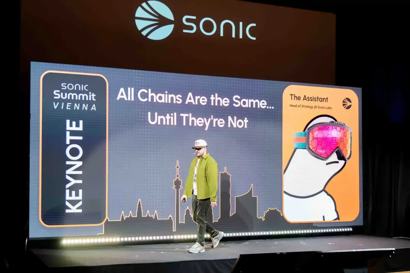 Sprecher auf der Sonic Summit Vienna 2024 präsentiert vor großer Bühne mit Keynote zum Thema Blockchain - Eventfotografie Wie