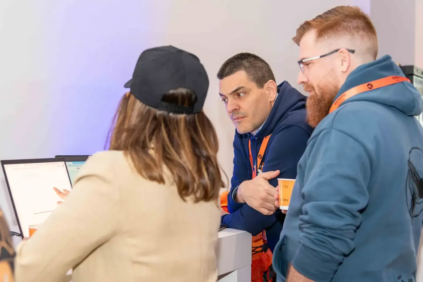 Eventfotograf dokumentiert Diskussion zwischen vier Personen an einem Messestand während des Sonic Summit in Wien