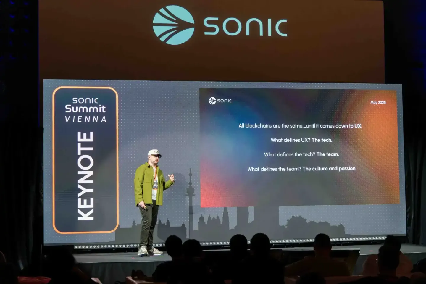 Eventfotograf präsentiert auf der Sonic Summit Vienna 2025 vor Publikum auf der Bühne mit Keynote zum Thema UX und Blockchain