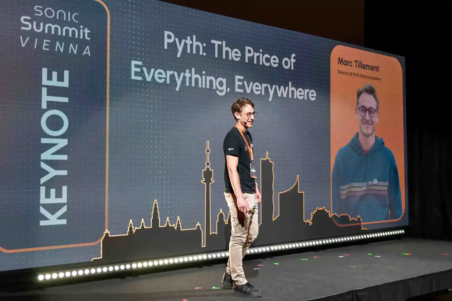 Sprecher präsentiert beim Sonic Summit Vienna Keynote über Pyth - The Price of Everything, Everywhere mit Wien Skyline im Hin