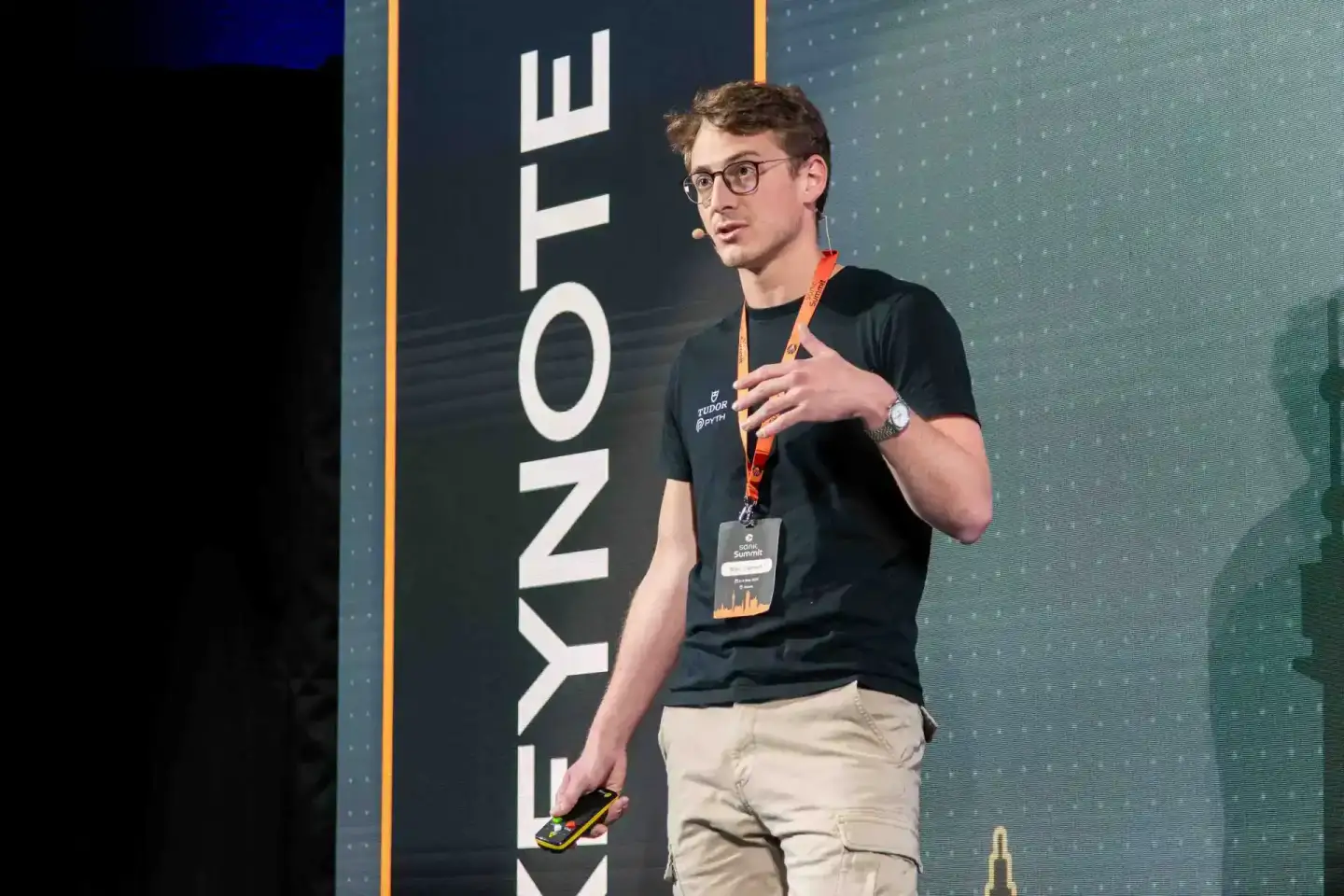 Sprecher präsentiert auf der Sonic Summit Konferenz, Eventfotograf Wien dokumentiert die Veranstaltung