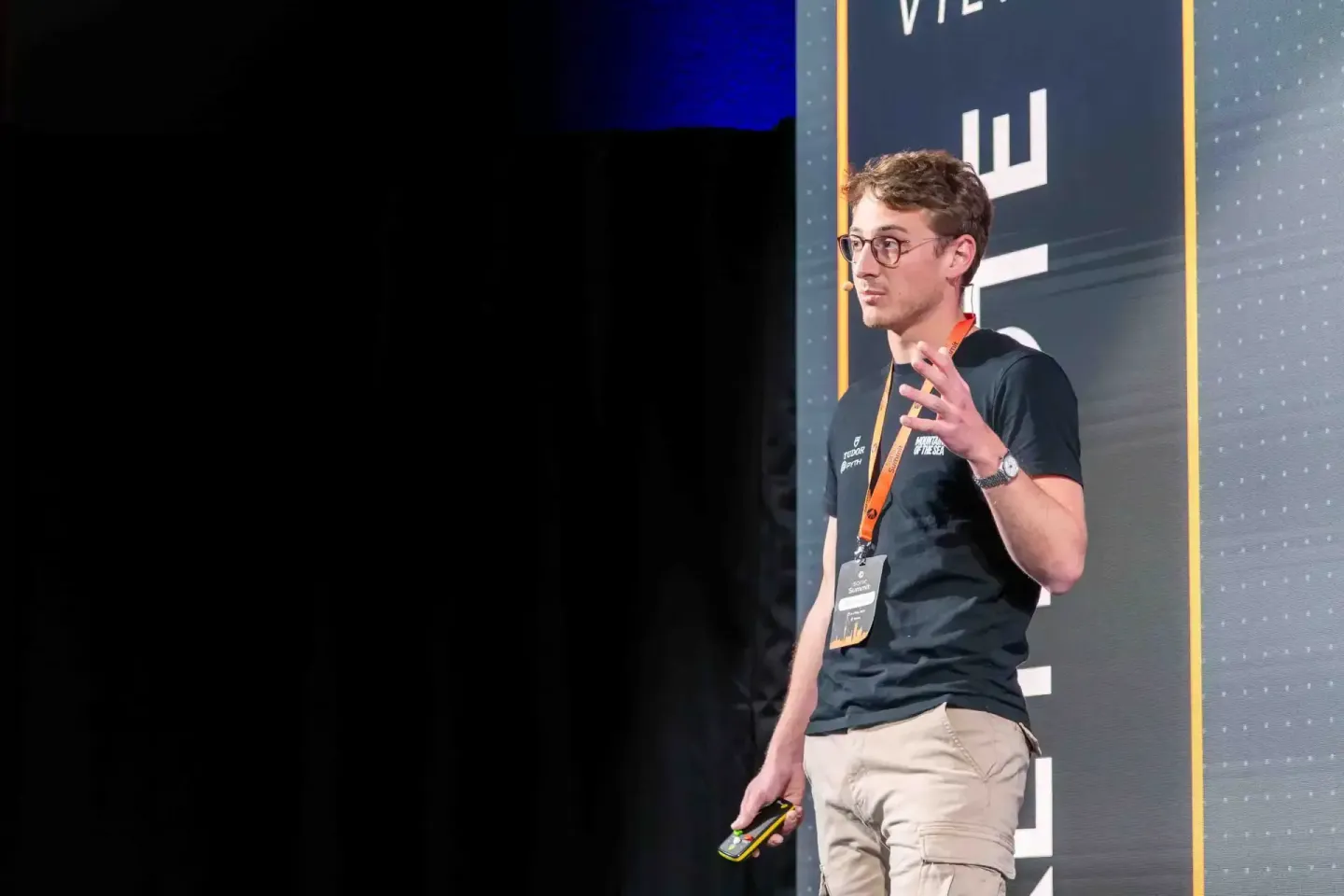 Sprecher präsentiert beim Sonic Summit Wien vor großem Publikum - professionelle Eventfotografie