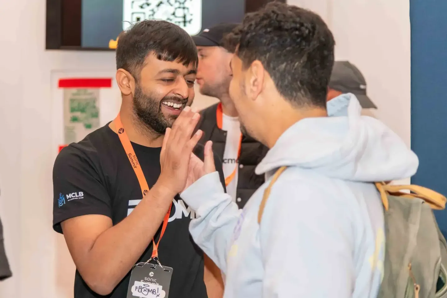 Eventfotograf Wien dokumentiert angeregte Gespräche zwischen Besuchern beim Sonic Summit mit Lanyards