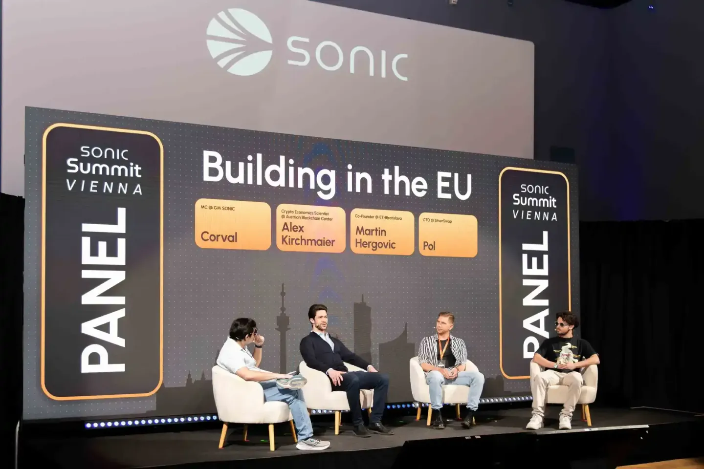 Podiumsdiskussion beim Sonic Summit Vienna mit vier Panelisten auf der Bühne zum Thema Building in the EU, professionelle Eve