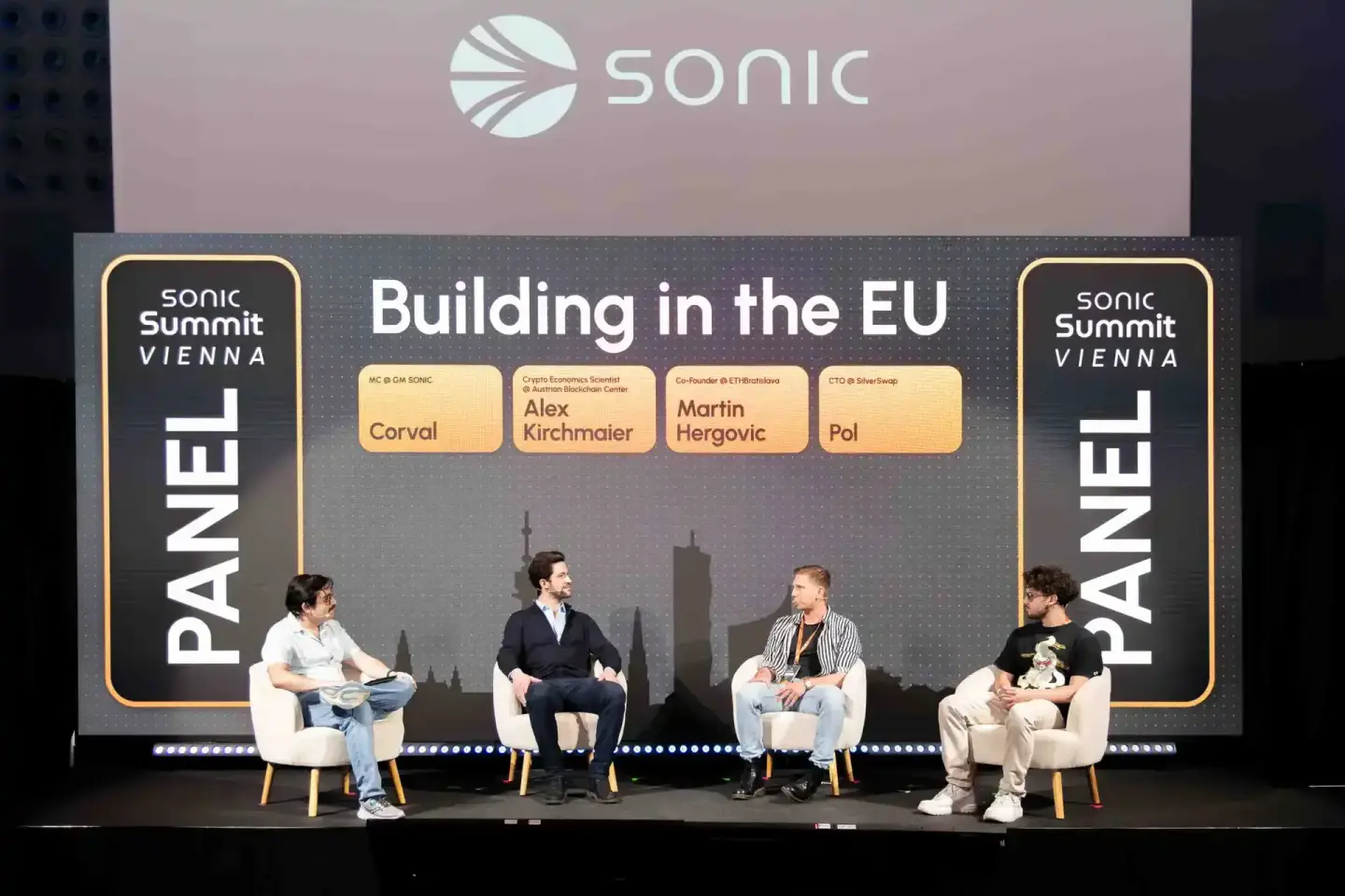 Vier Panelisten sitzen auf der Bühne des Sonic Summit Vienna bei der Diskussion 'Building in the EU' - Eventfotografie Wien