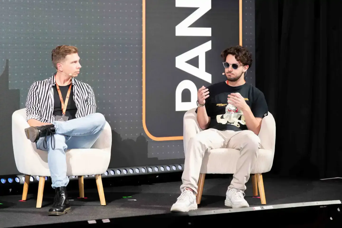 Zwei Sprecher auf der Bühne des Sonic Summit bei einer Diskussion, professionelle Eventfotografie Wien